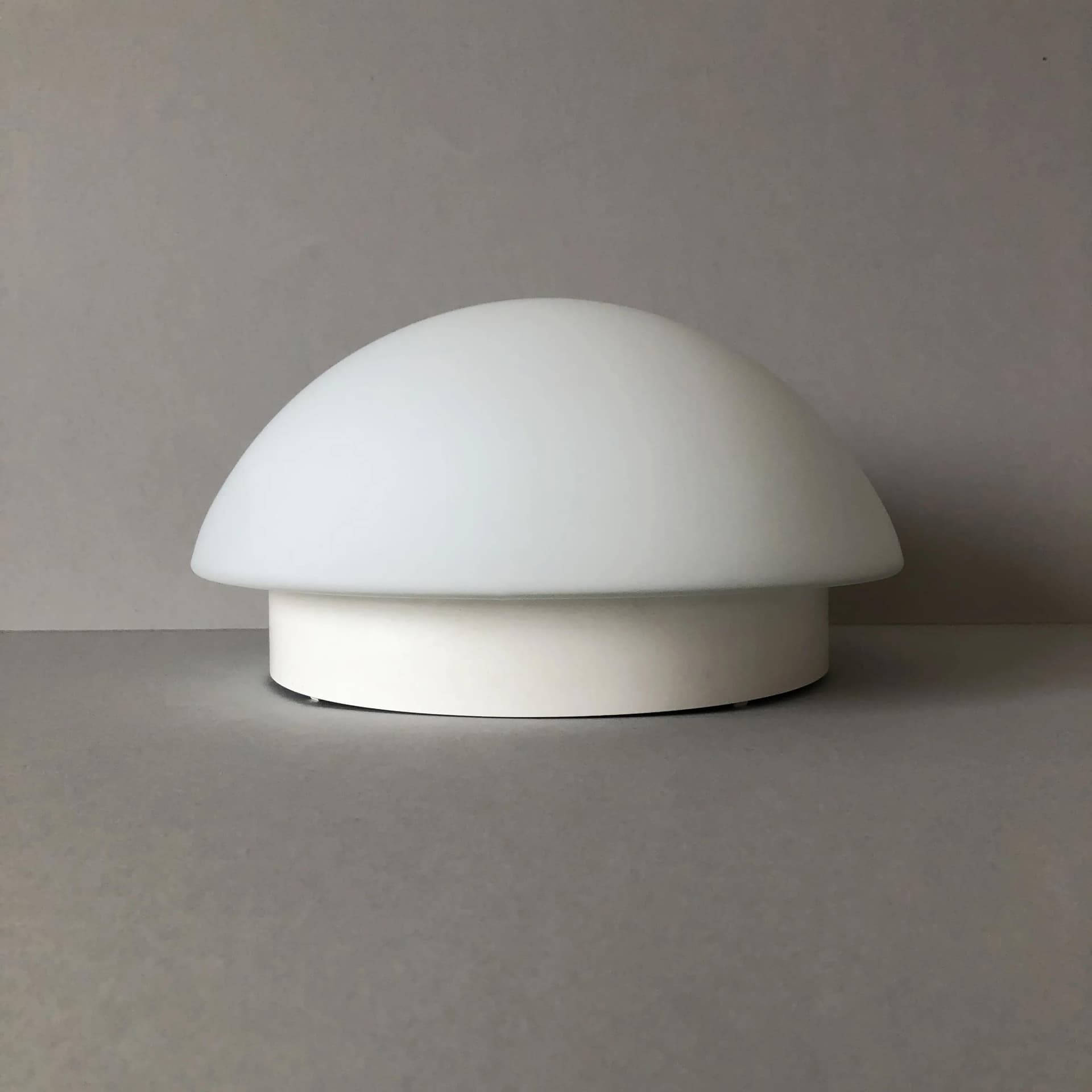 Plafon Bauhaus, bakelit biały, szkło opalowe białe, Niemcy, XXI w. - 31655