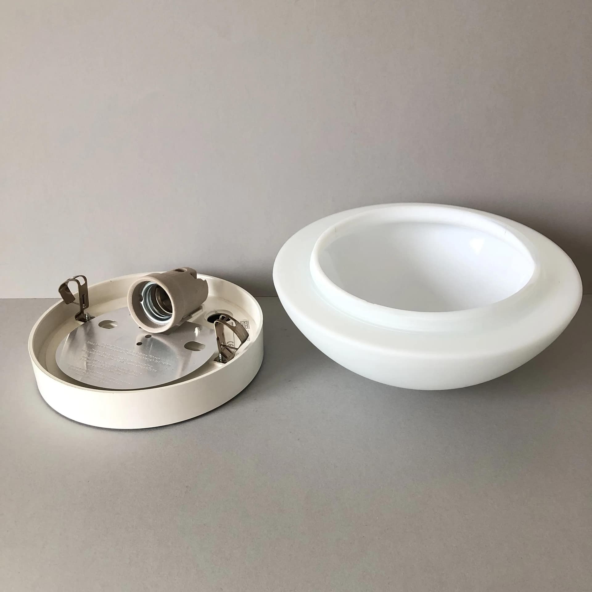 Plafon Bauhaus, bakelit biały, szkło opalowe białe, Niemcy, XXI w. - 31656