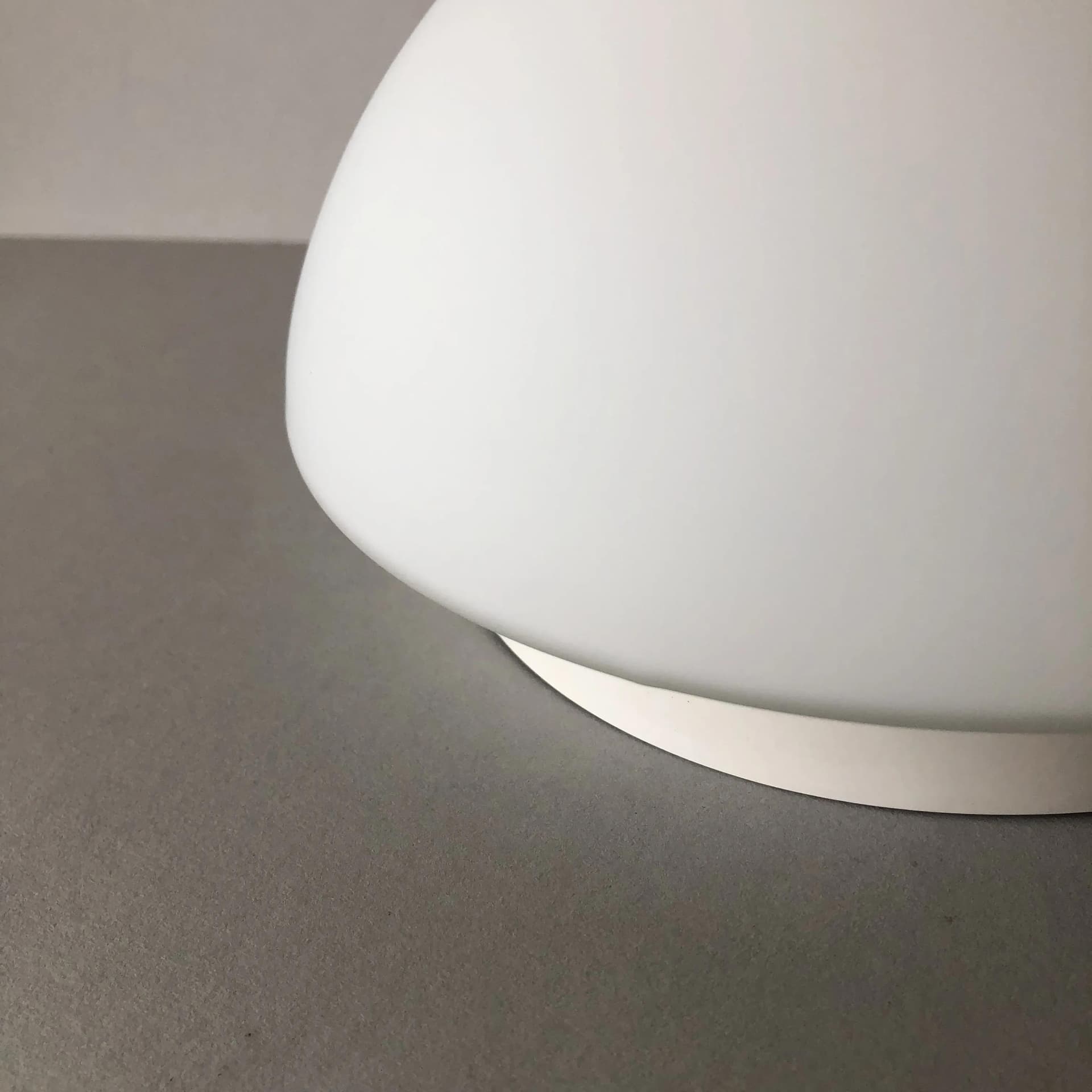 Plafon Bauhaus, bakelit biały, szkło opalowe białe, Niemcy, XXI w. - 31657