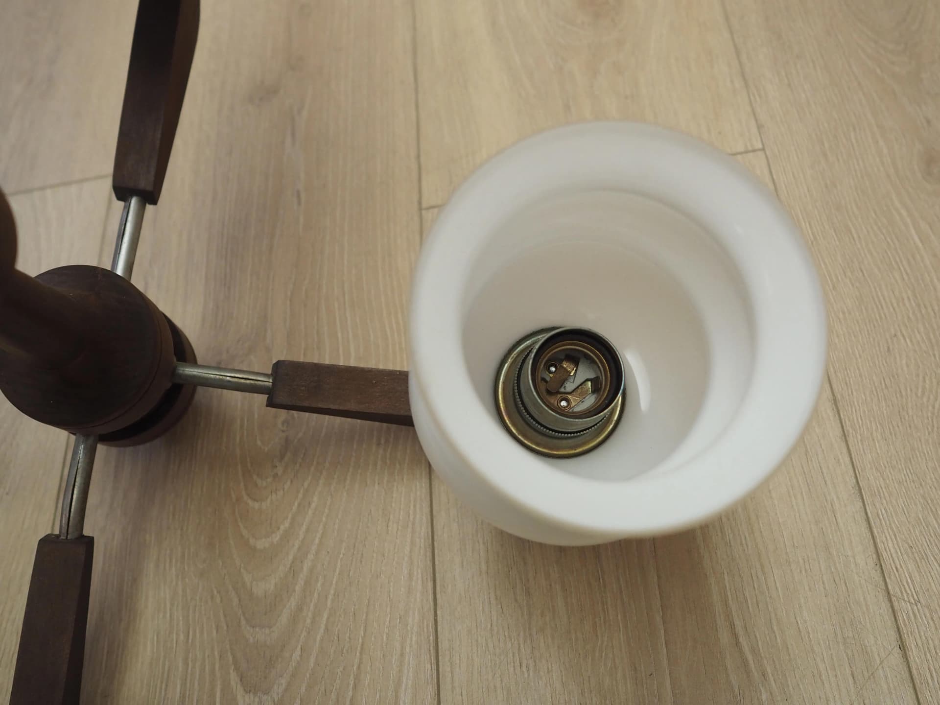 Żyrandol, mid-century modern, drewno orzech brązowy, szkło białe, Dania, lata 70. - 32018