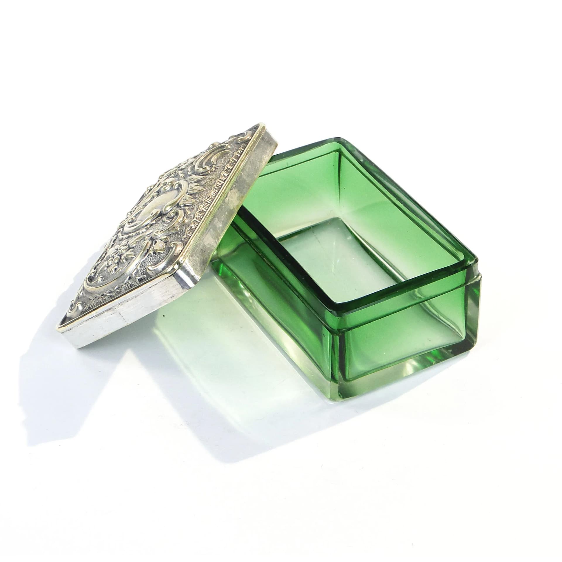 Jewelry box Neo-Baroque, green crystal, silver-plated brass, Western Europe, early 20th c. - 31938