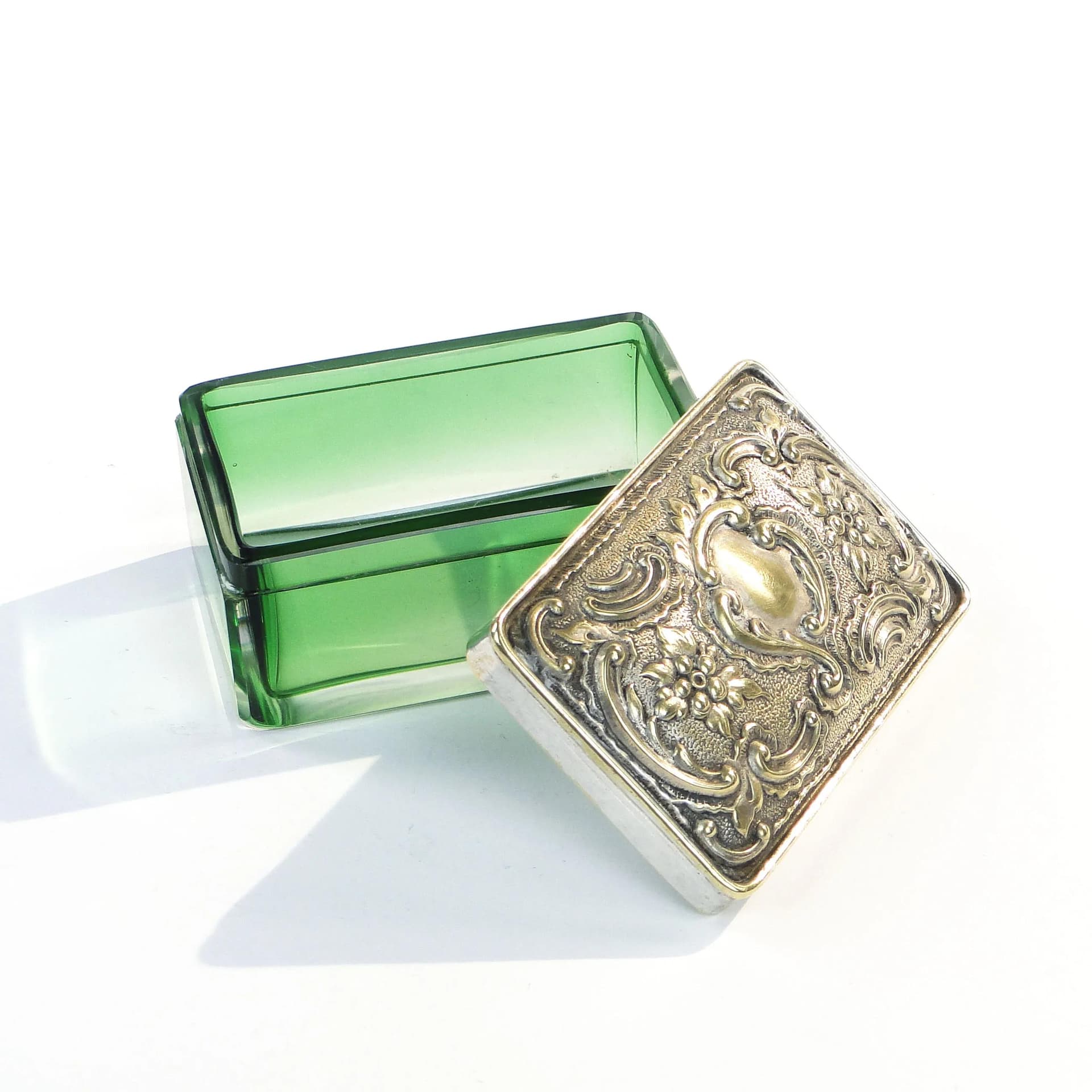 Jewelry box Neo-Baroque, green crystal, silver-plated brass, Western Europe, early 20th c. - 31937