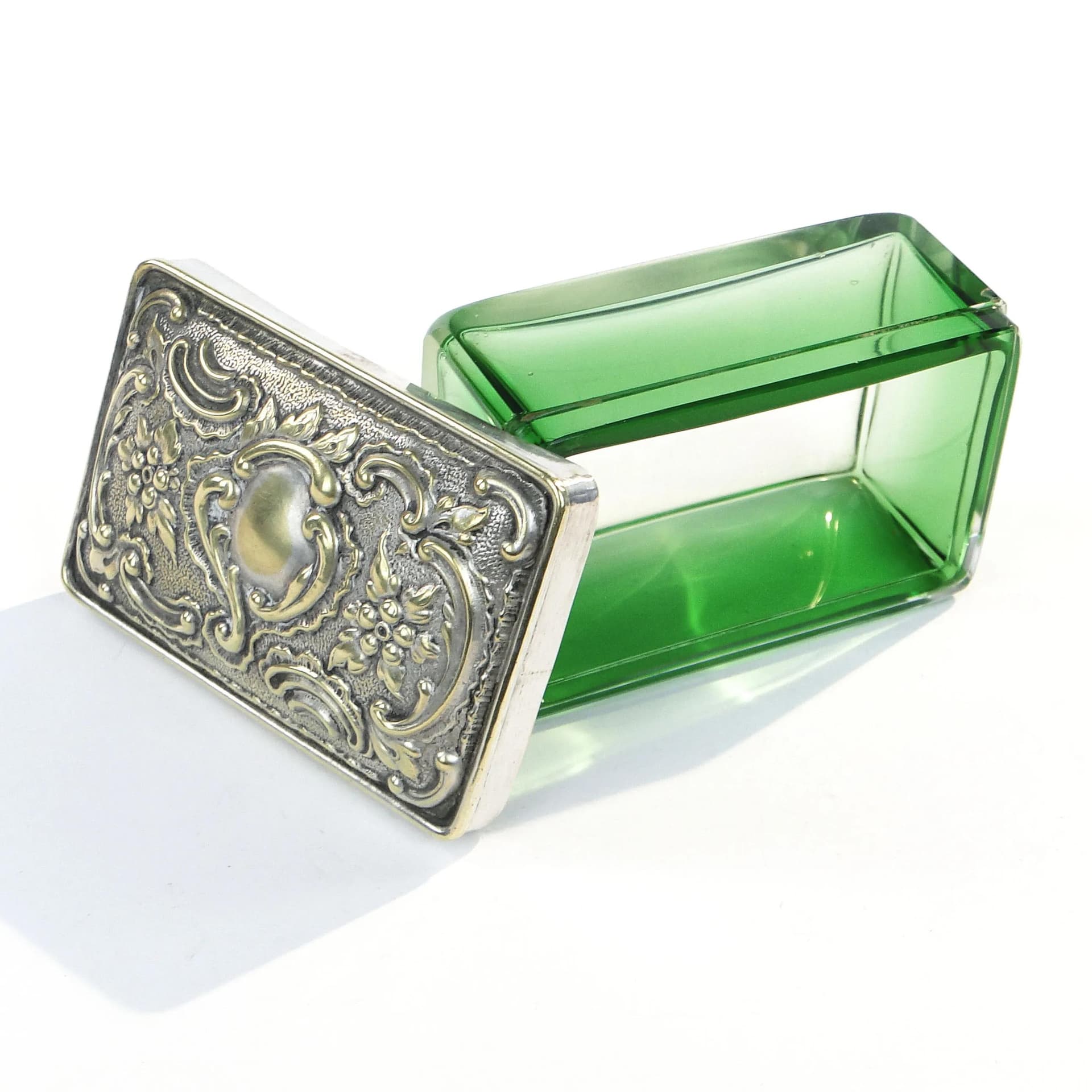 Jewelry box Neo-Baroque, green crystal, silver-plated brass, Western Europe, early 20th c. - 31939