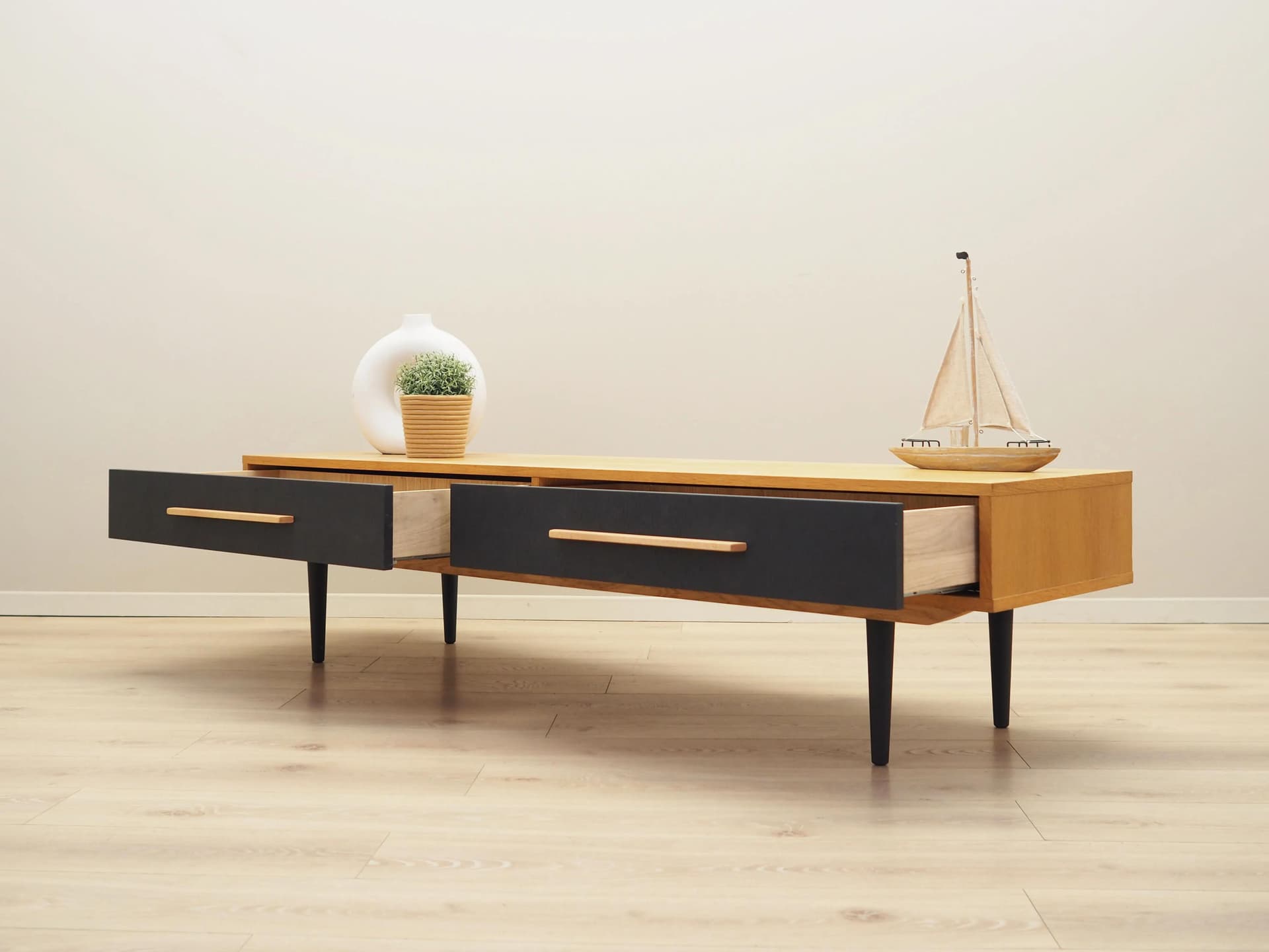 Lowboard skandynawski, dąb żółty, drewno czarne, Polska, lata 60. - 32221