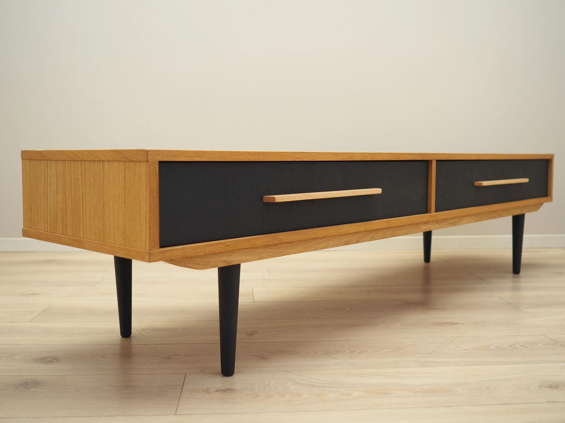 Lowboard skandynawski, dąb żółty, drewno czarne, Polska, lata 60. - 32227