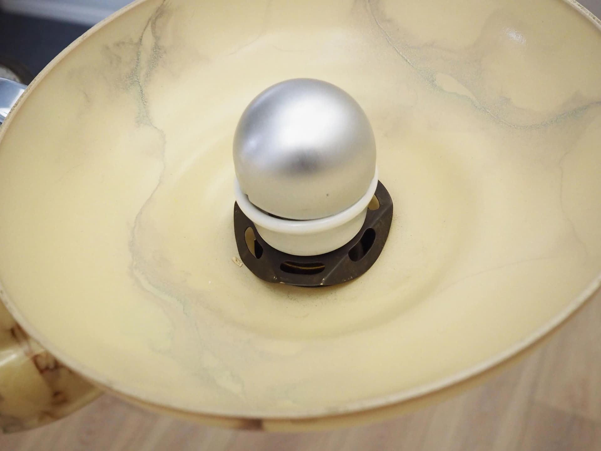 Żyrandol, mid-century modern, beżowy, szkło, metal, Dania, lata 70. - 32591