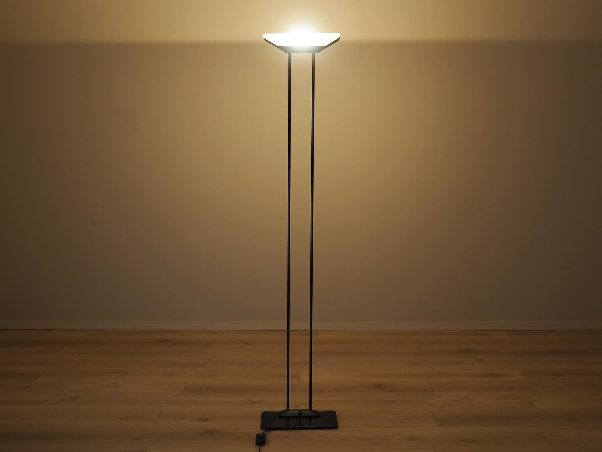 Lampa podłogowa, minimalizm, metal czarny, szkło, Włochy, lata 70. - 32737