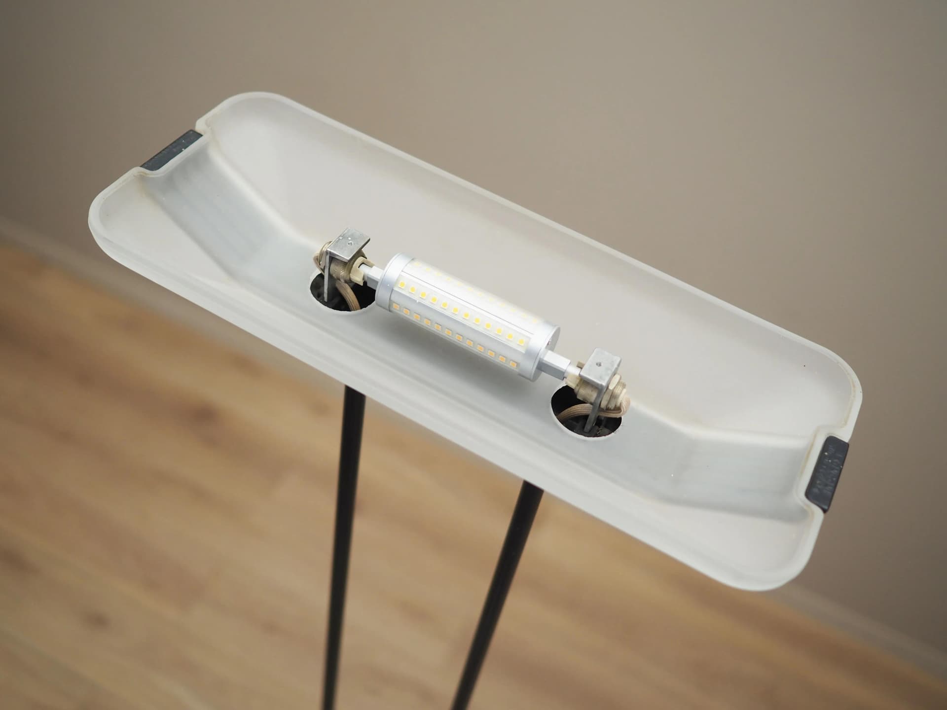 Lampa podłogowa, minimalizm, metal czarny, szkło, Włochy, lata 70. - 32733