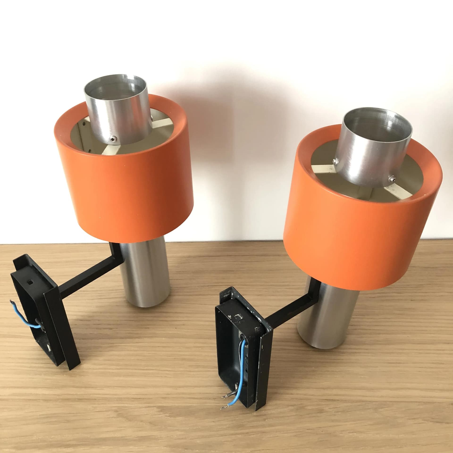 Para kinkietów, aluminium srebrny, klosz pomarańczowy, uchwyt czarny, Doria Leuchten, Niemcy, lata 70. - 32789