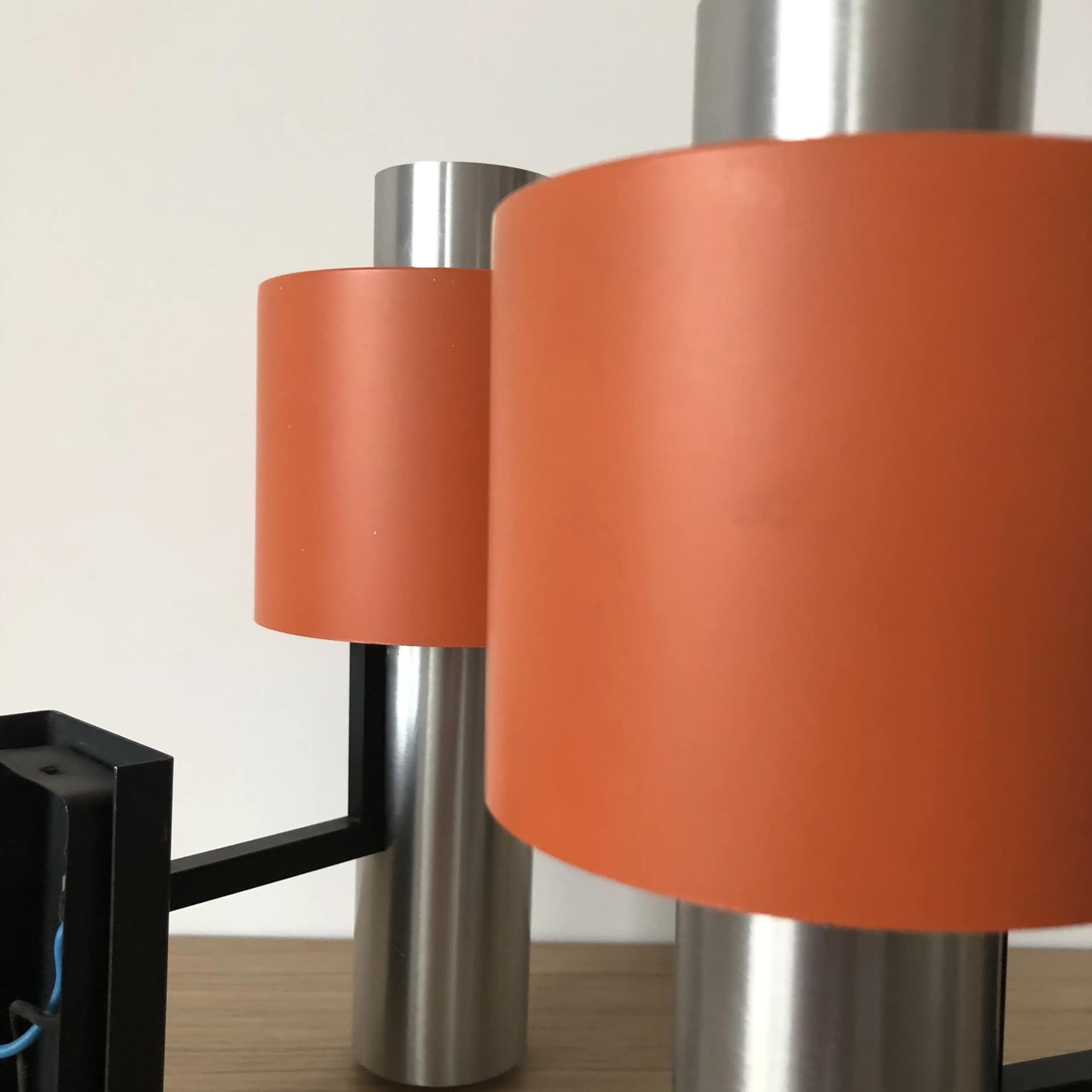 Para kinkietów, aluminium srebrny, klosz pomarańczowy, uchwyt czarny, Doria Leuchten, Niemcy, lata 70. - 32791