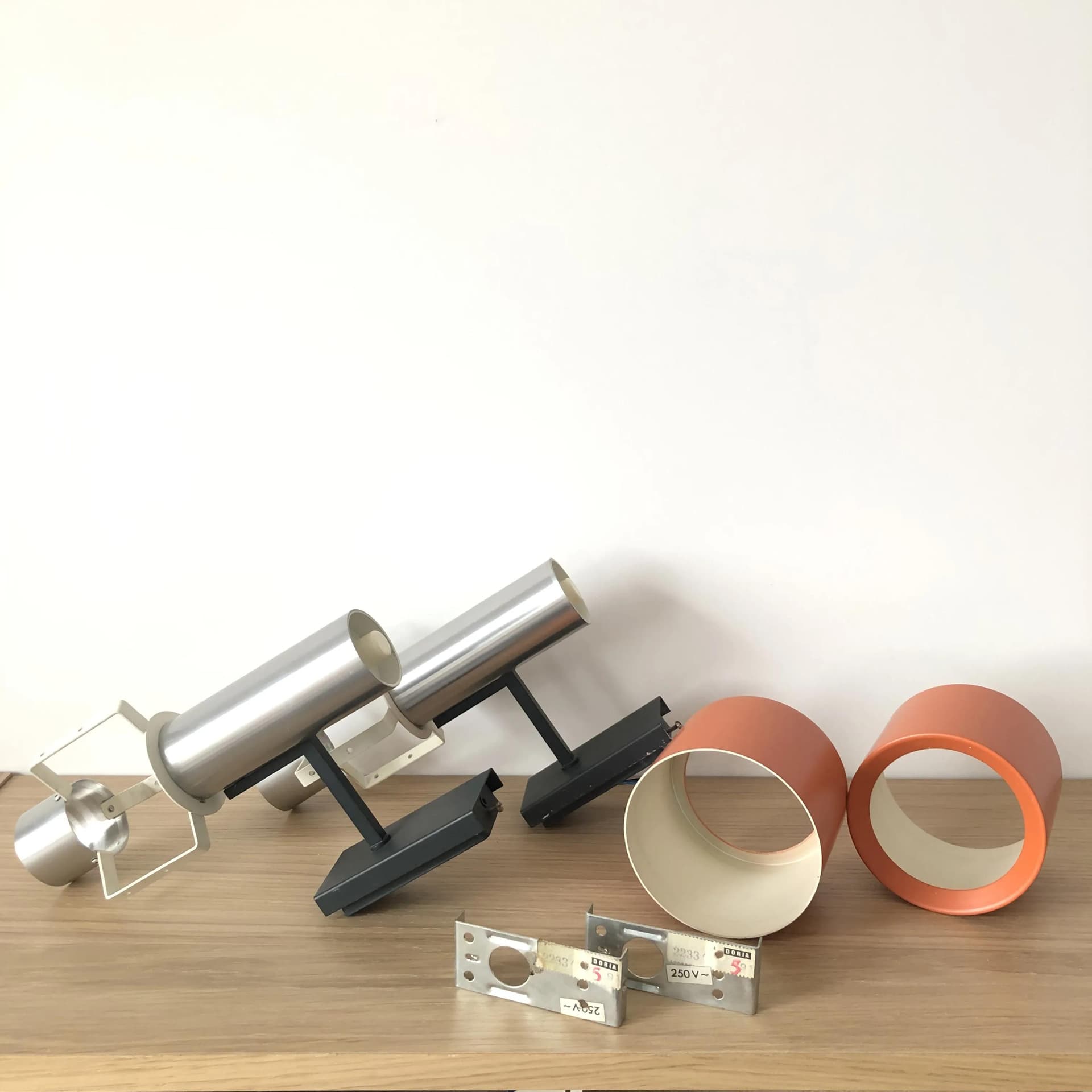 Para kinkietów, aluminium srebrny, klosz pomarańczowy, uchwyt czarny, Doria Leuchten, Niemcy, lata 70. - 32786