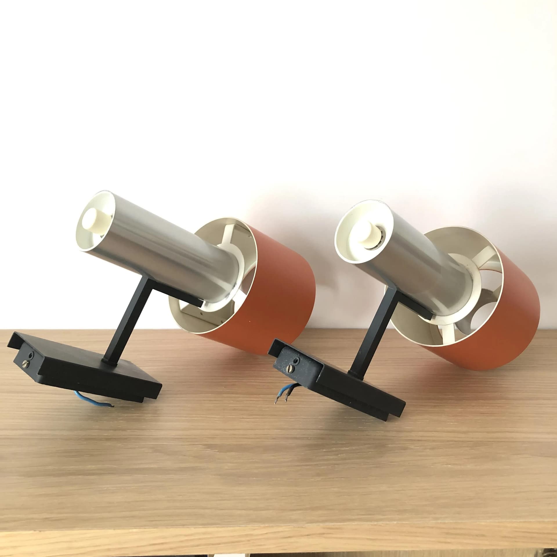 Para kinkietów, aluminium srebrny, klosz pomarańczowy, uchwyt czarny, Doria Leuchten, Niemcy, lata 70. - 32787