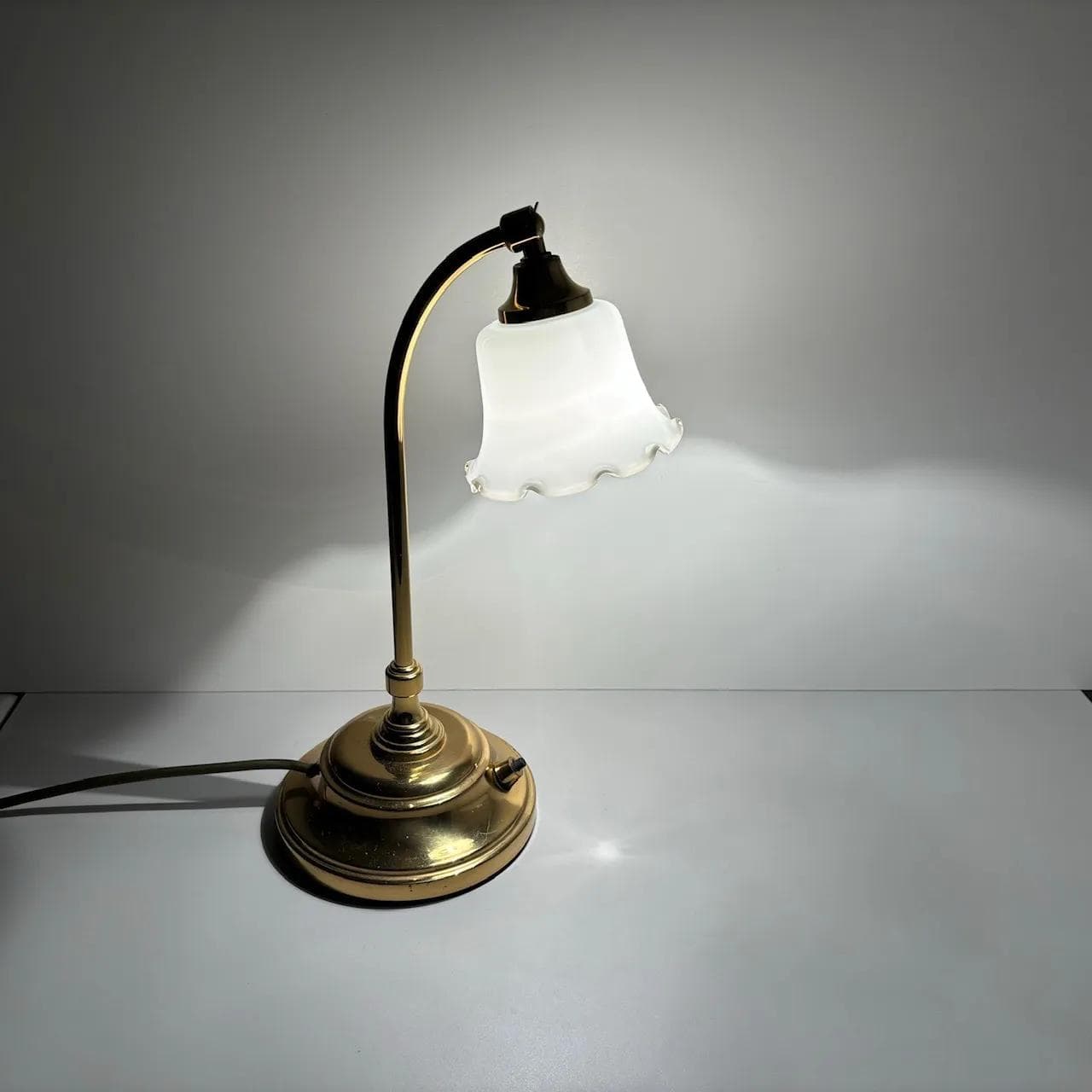 Lampka nocna, złoty metal, szkło białe, Schröder&Co, Niemcy, lata 70. - 32764