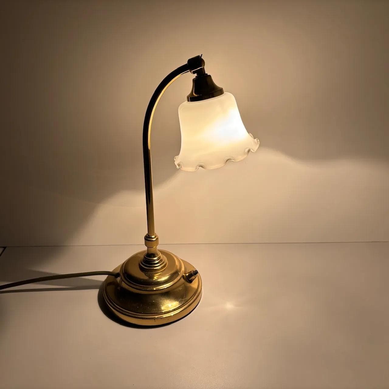 Lampka nocna, złoty metal, szkło białe, Schröder&Co, Niemcy, lata 70. - 32765