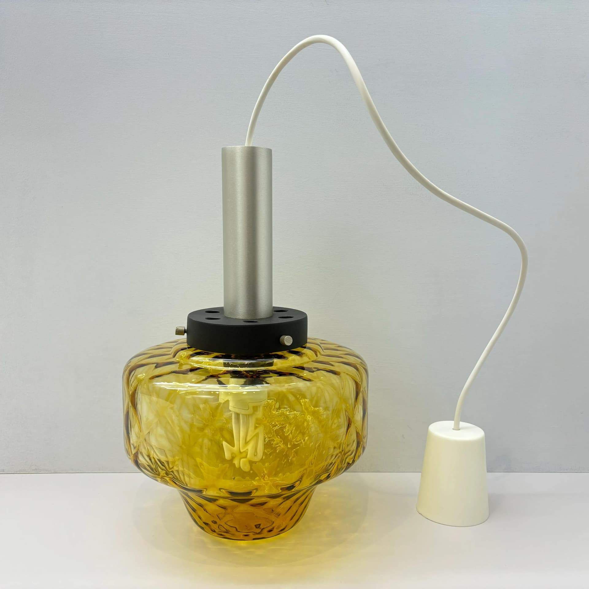 Lampa wisząca, aluminium srebrny, szkło żółty, Polska, lata 70. - 32971