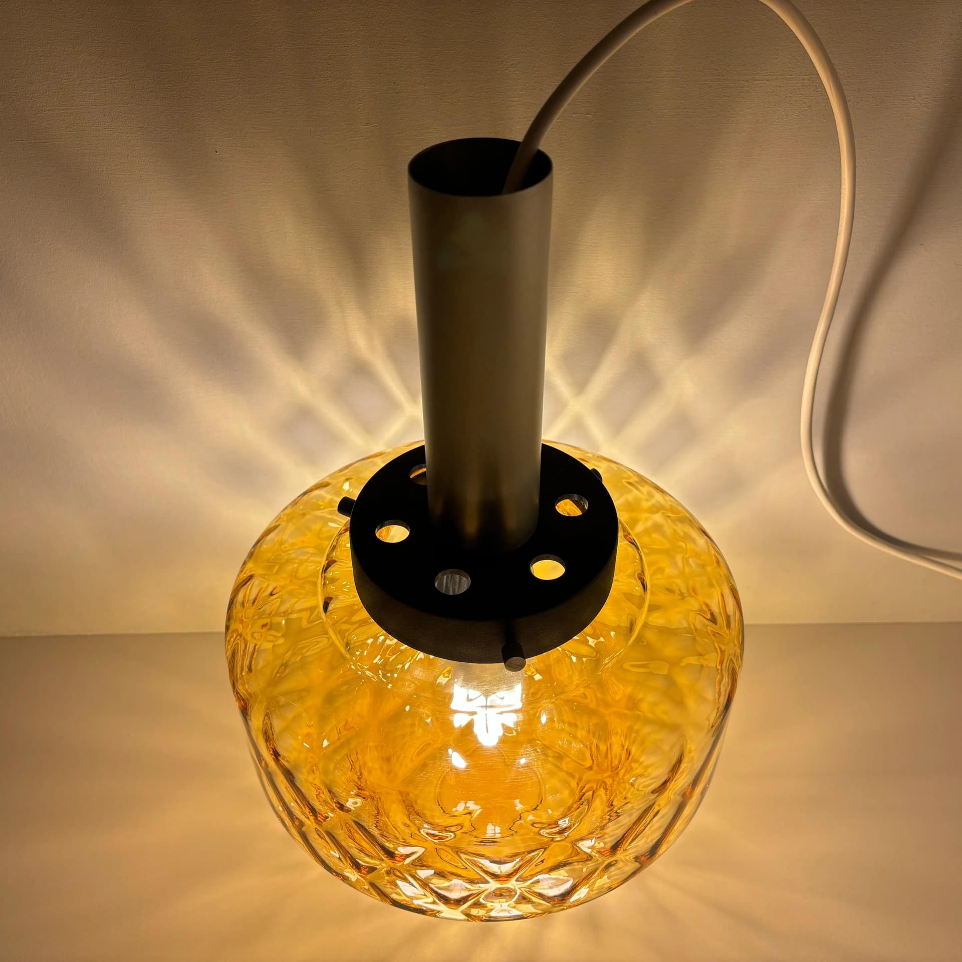 Lampa wisząca, aluminium srebrny, szkło żółty, Polska, lata 70. - 32963