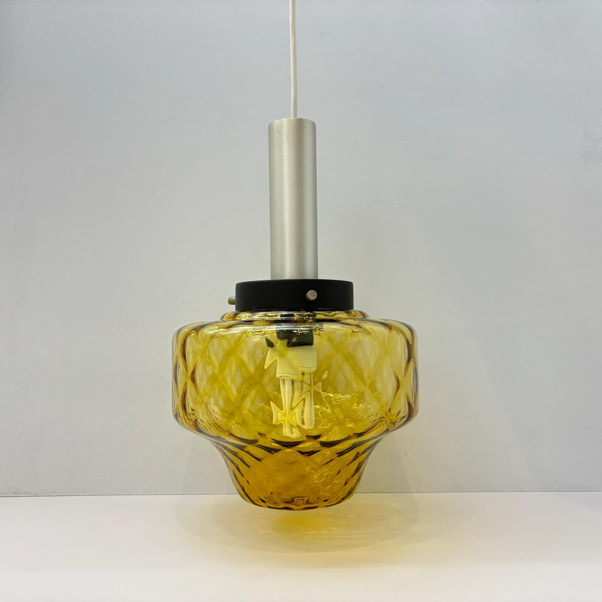 Lampa wisząca, aluminium srebrny, szkło żółty, Polska, lata 70. - 32966