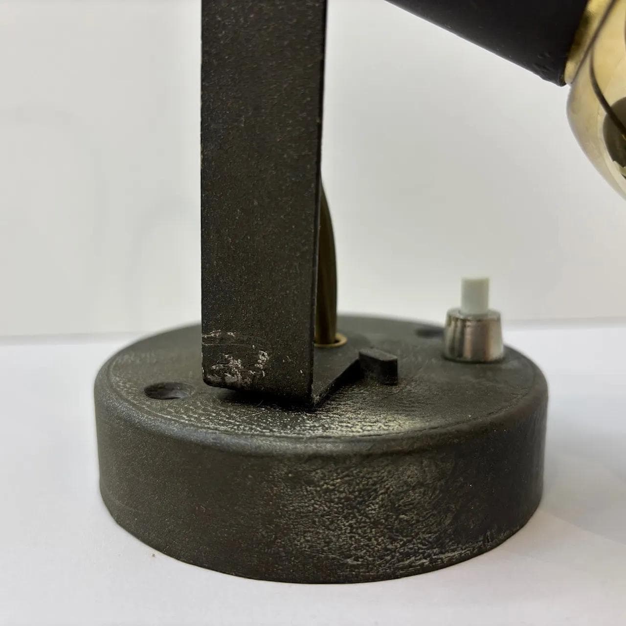 Kinkiet industrialny, aluminium czarny, stal złocona, Niemcy, lata 80. - 32935