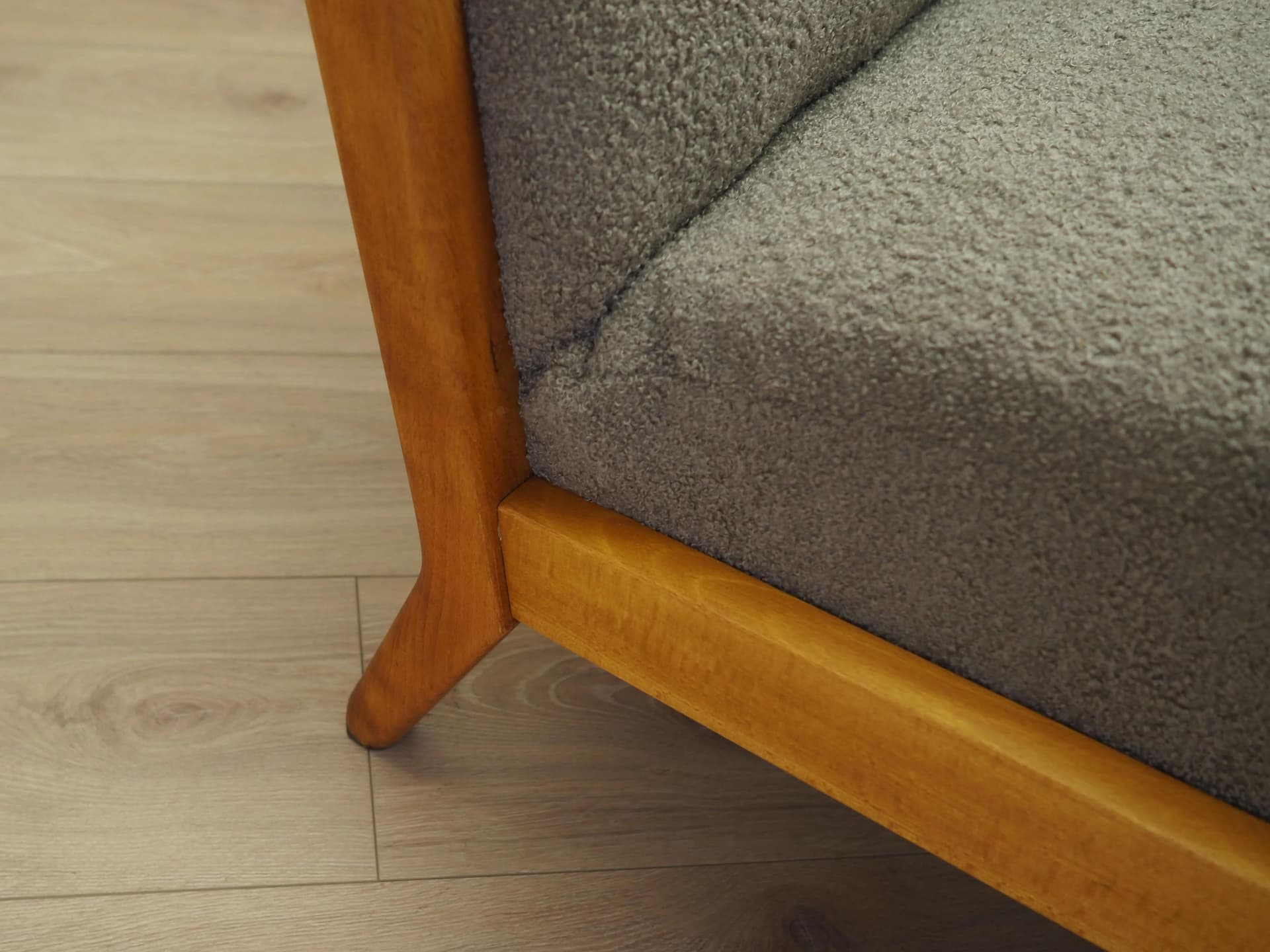 Sofa 8000, boucle szary, buk, proj. S. Hansen, dla Fritz Hansen, Dania, lata 60. - 33153