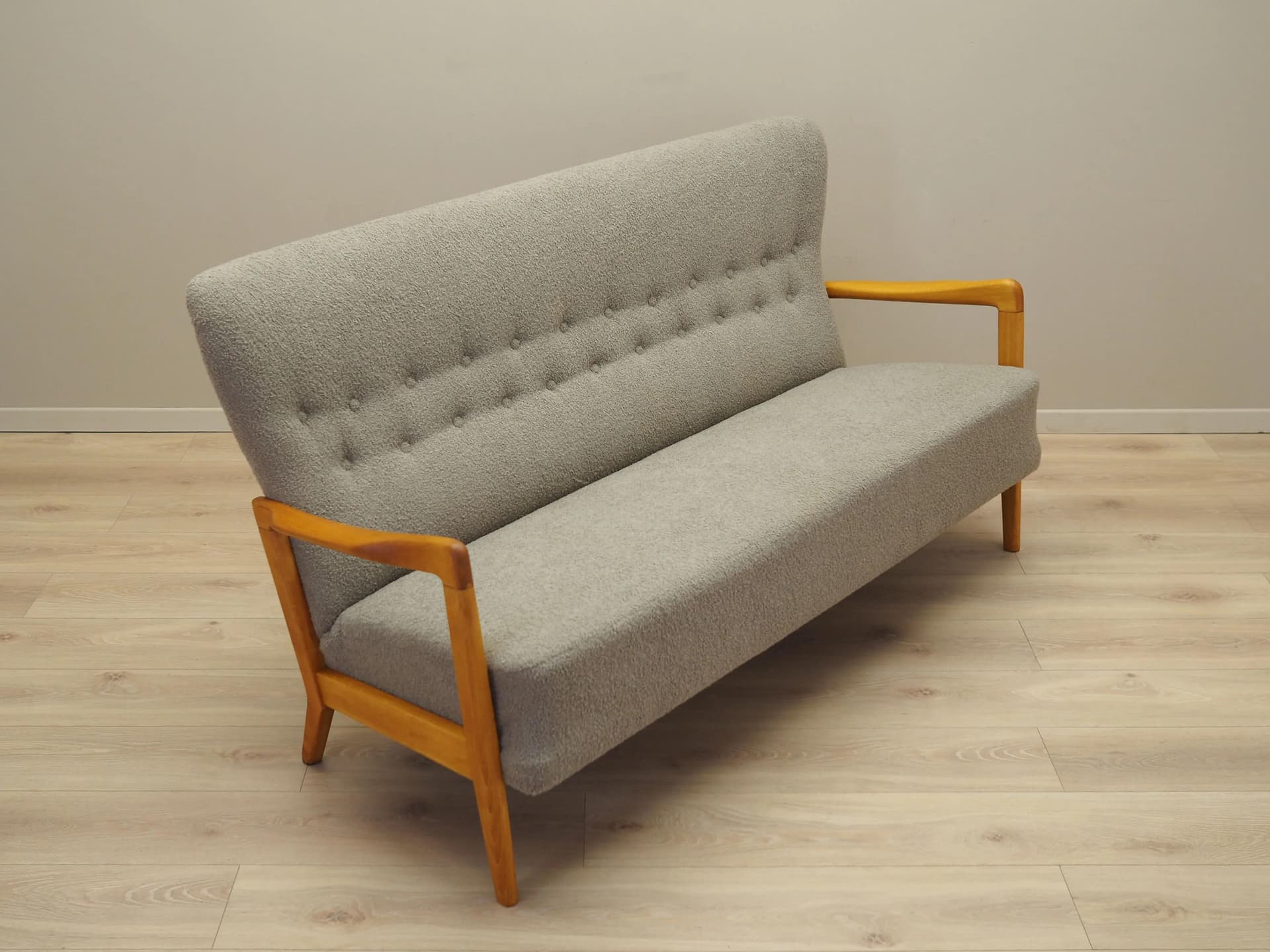 Sofa 8000, boucle szary, buk, proj. S. Hansen, dla Fritz Hansen, Dania, lata 60. - 33154