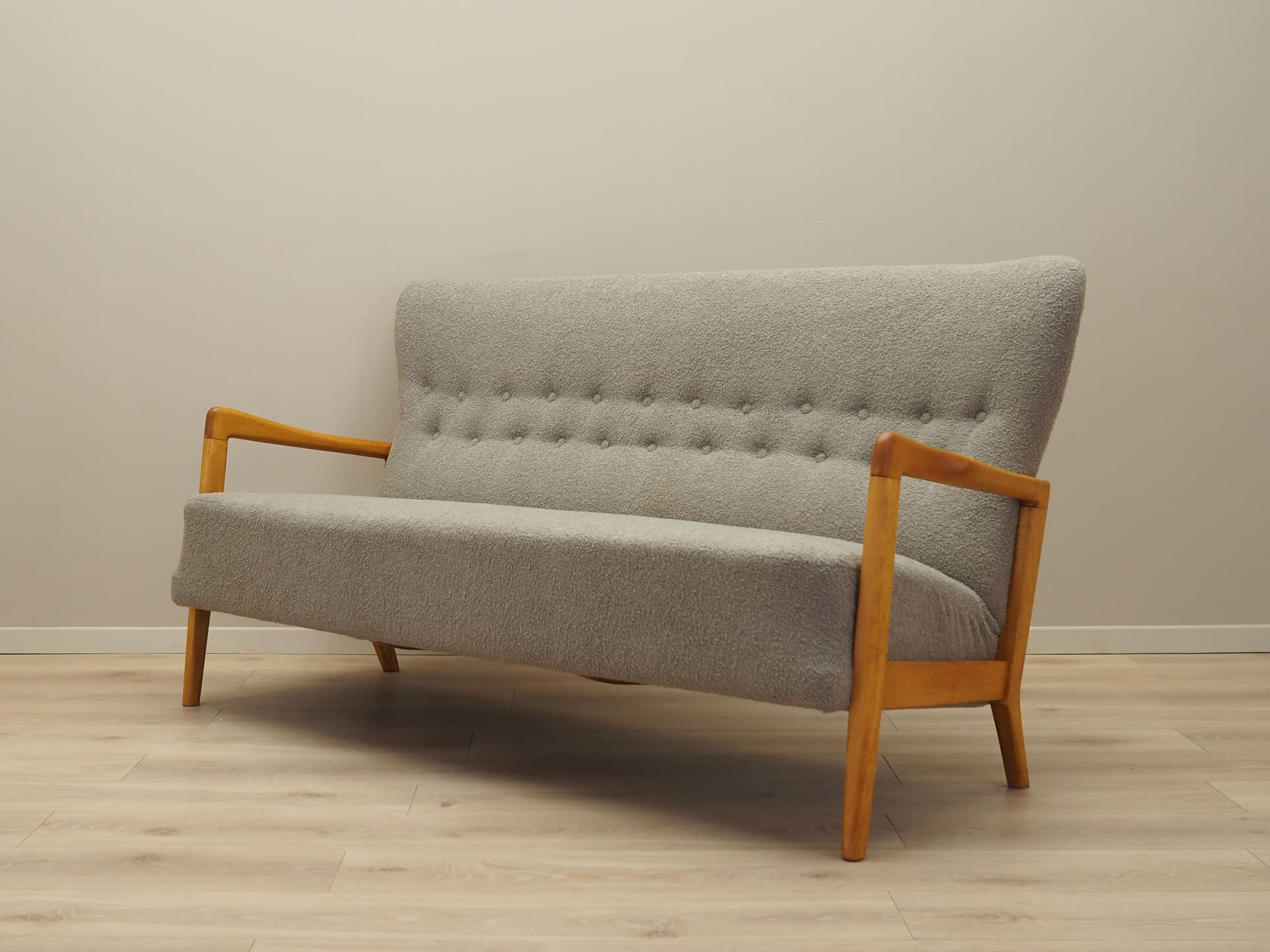 Sofa 8000, boucle szary, buk, proj. S. Hansen, dla Fritz Hansen, Dania, lata 60. - 63992