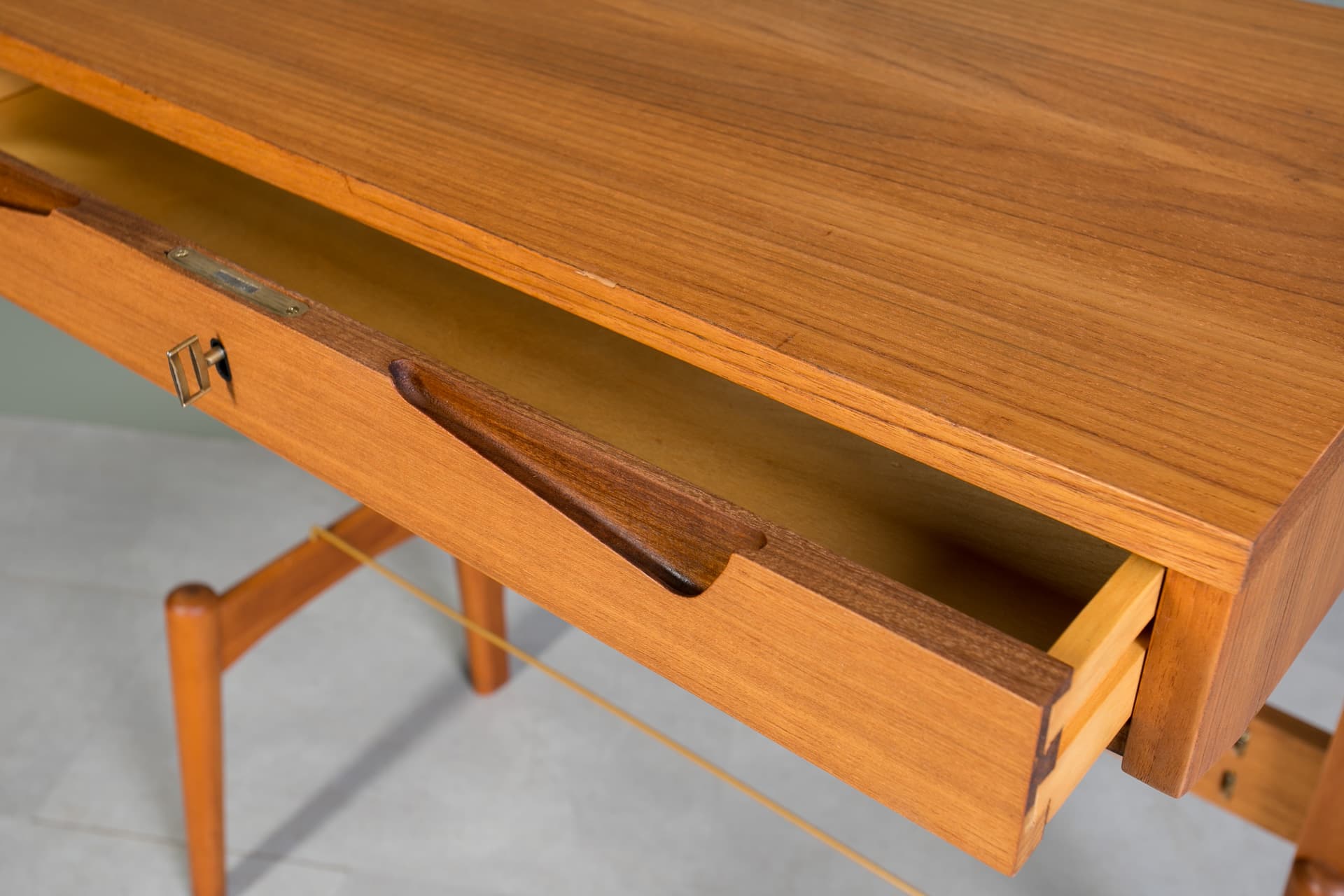 Regał ścienny, teak brązowy, proj. K. Riise, Norwegia, lata 60. - 3842