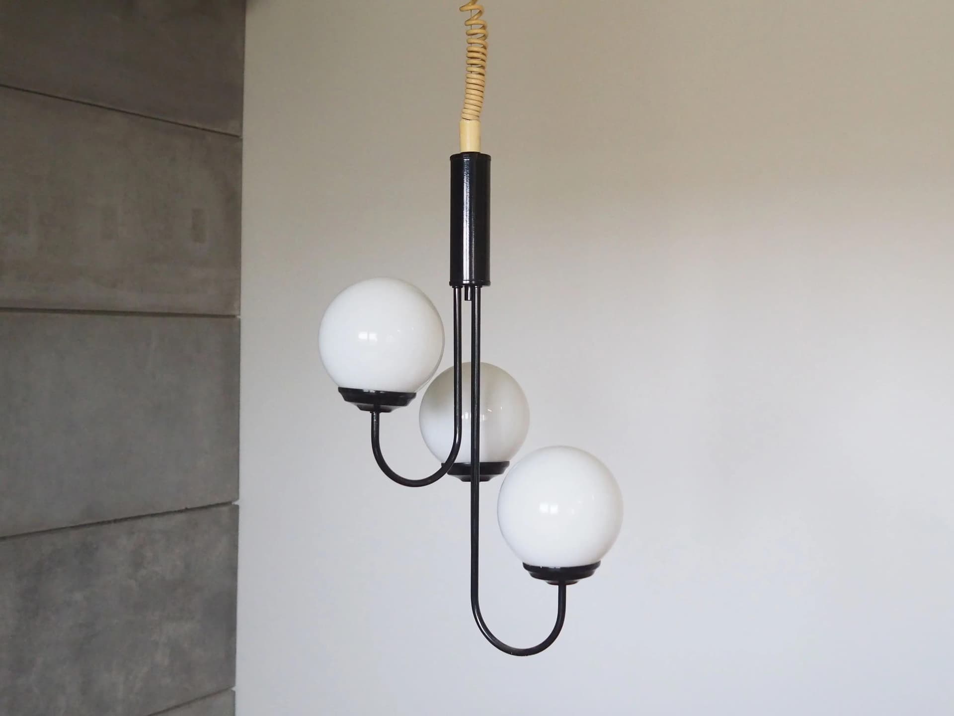 Lampa wisząca duński design, szkło białe, metal czarny, tworzywo beżowe, Dania, lata 90. - 33081