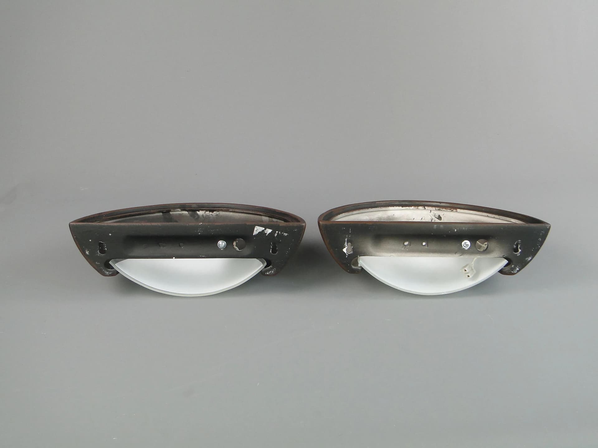 Para kinkietów, ceramika brązowy, szkło mleczne, Polska, lata 70. - 33447