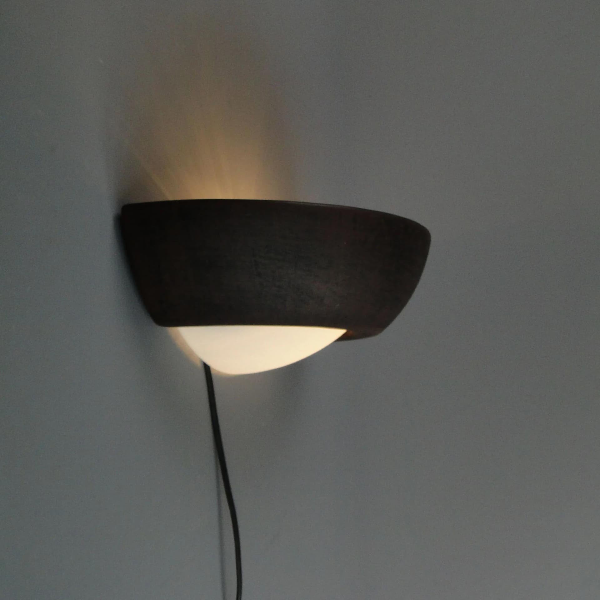 Para kinkietów, ceramika brązowy, szkło mleczne, Polska, lata 70. - 33449