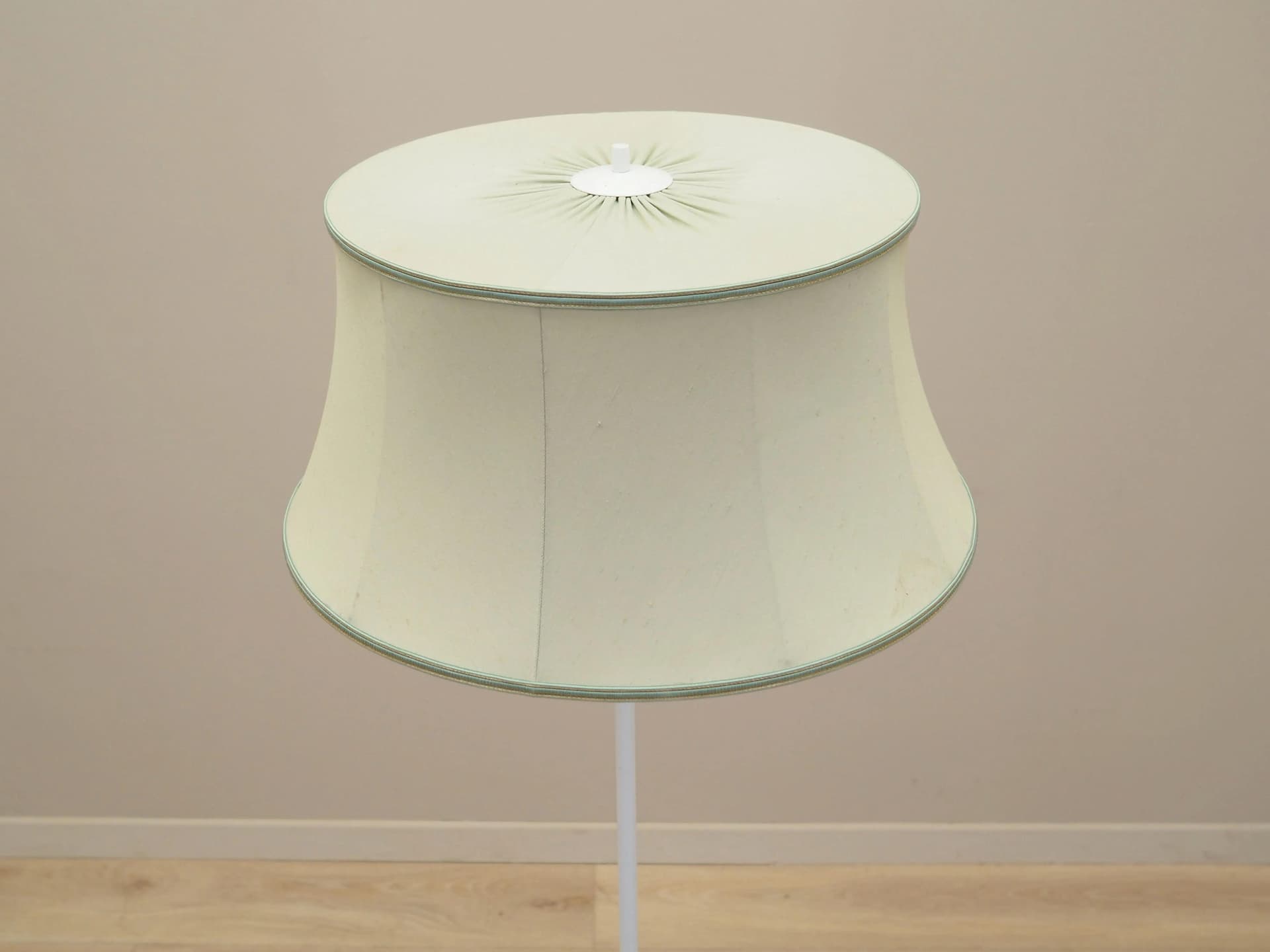 Lampa podłogowa, metal biały, Dania, lata 70. - 33523