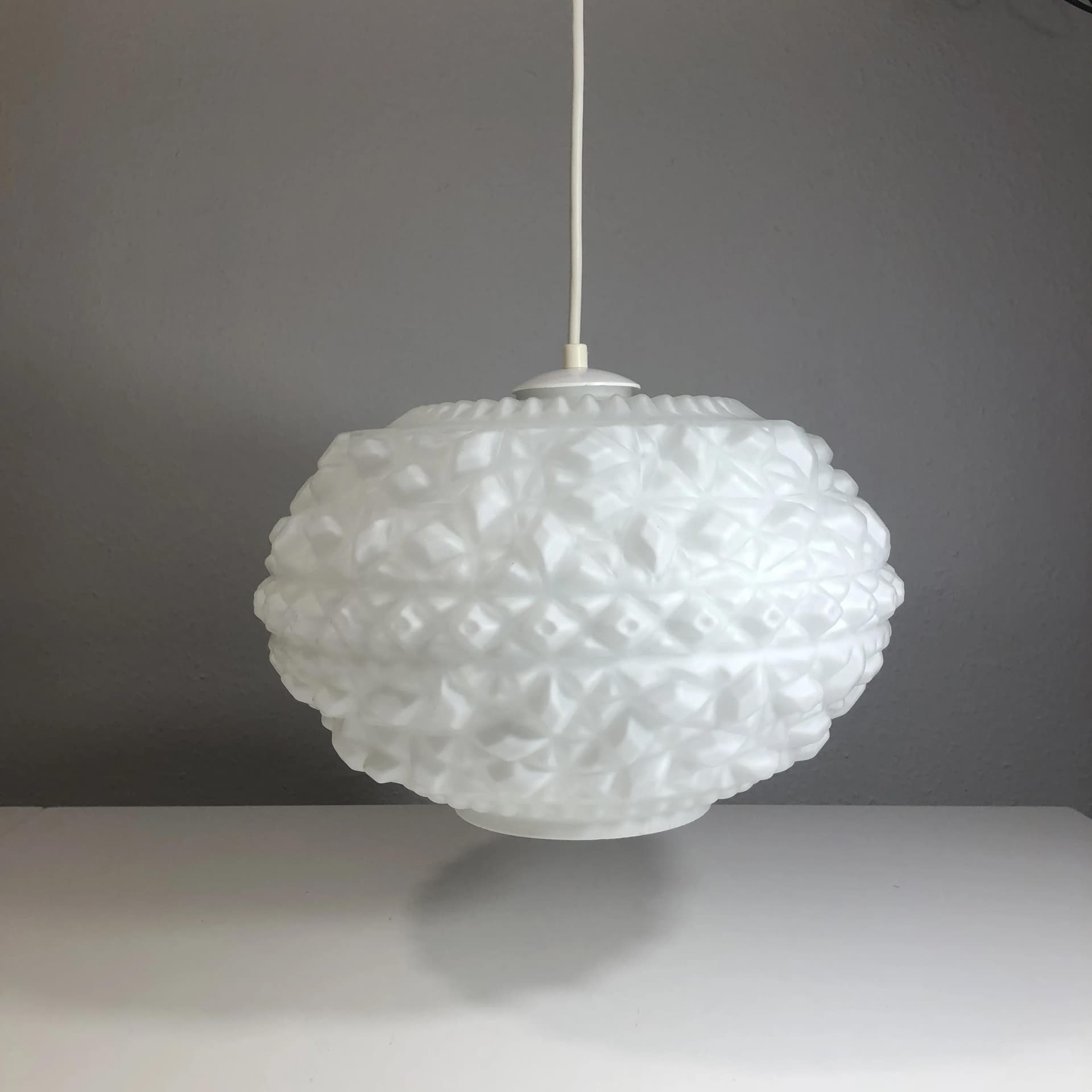 Lampa wisząca, szkło opalowe białe, bakelit biały, Niemcy, lata 70. - 33664