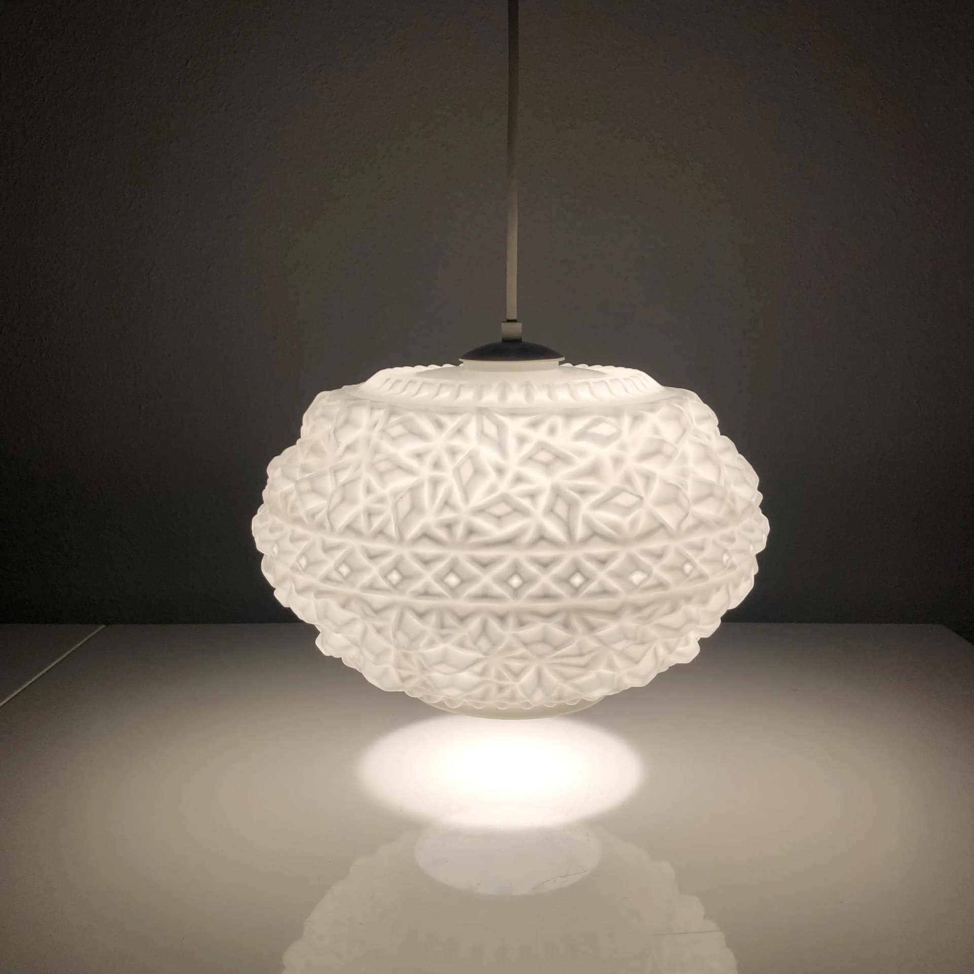 Lampa wisząca, szkło opalowe białe, bakelit biały, Niemcy, lata 70. - 33665