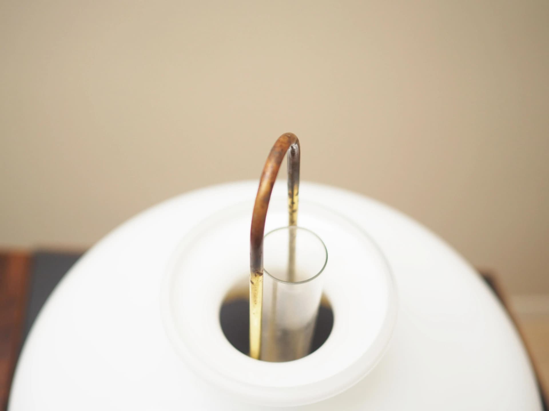 Lampa naftowa, mosiądz złoty, szkło białe, GV Harnisch, Dania, lata 50. - 33838