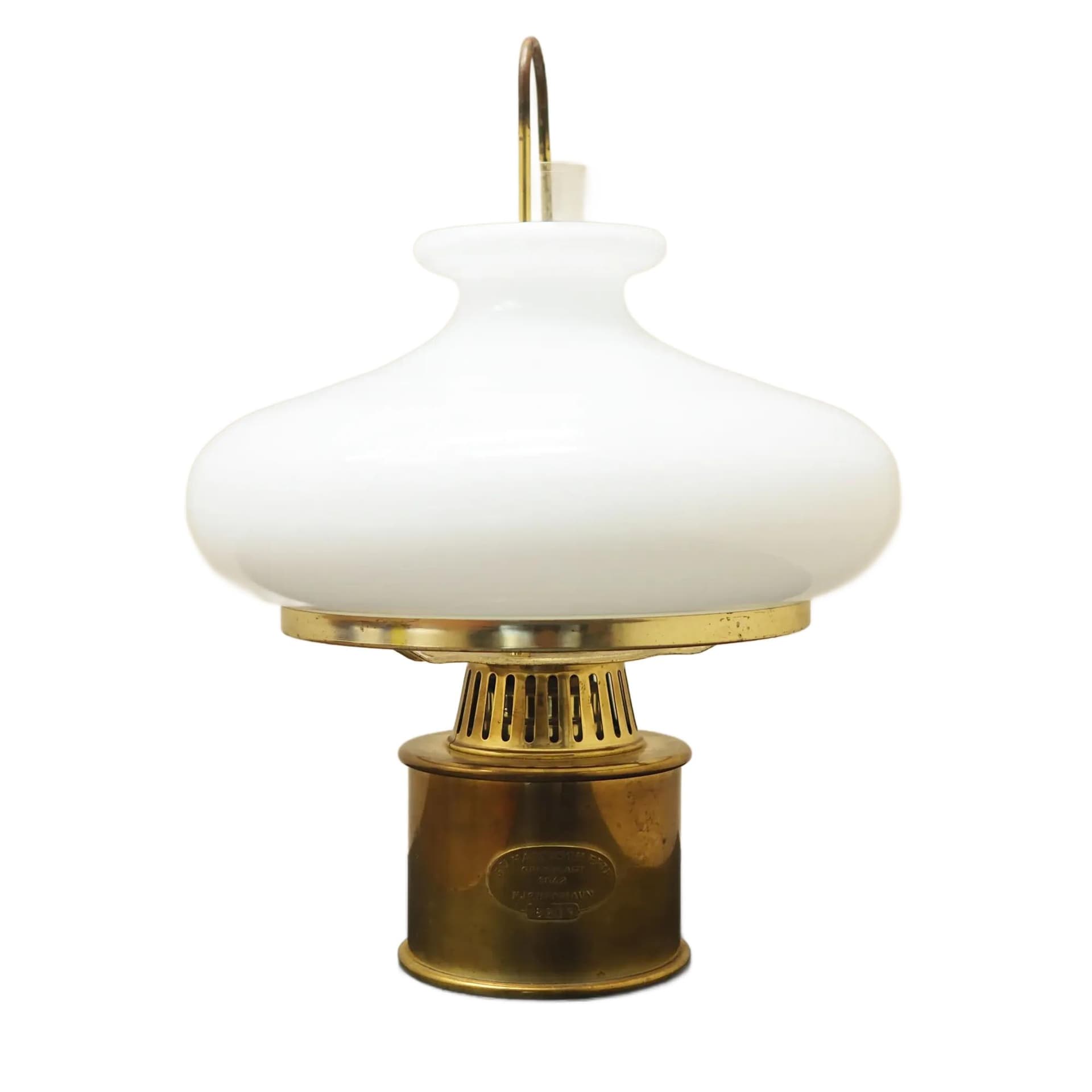 Lampa naftowa, mosiądz złoty, szkło białe, GV Harnisch, Dania, lata 50.