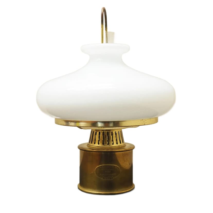 Lampa naftowa, mosiądz złoty, szkło białe, GV Harnisch, Dania, lata 50.