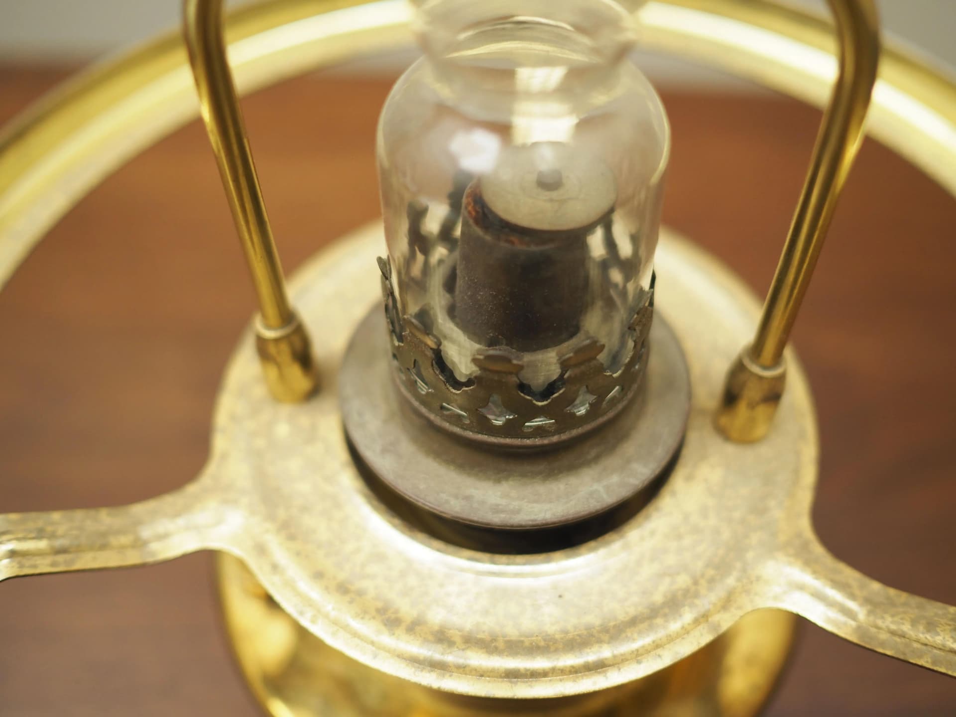 Lampa naftowa, mosiądz złoty, szkło białe, GV Harnisch, Dania, lata 50. - 33843