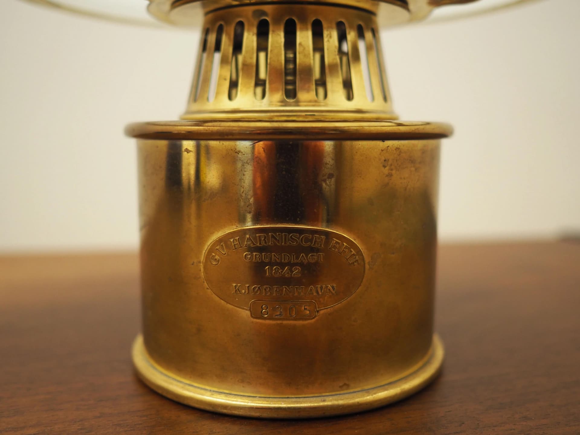 Lampa naftowa, mosiądz złoty, szkło białe, GV Harnisch, Dania, lata 50. - 33839