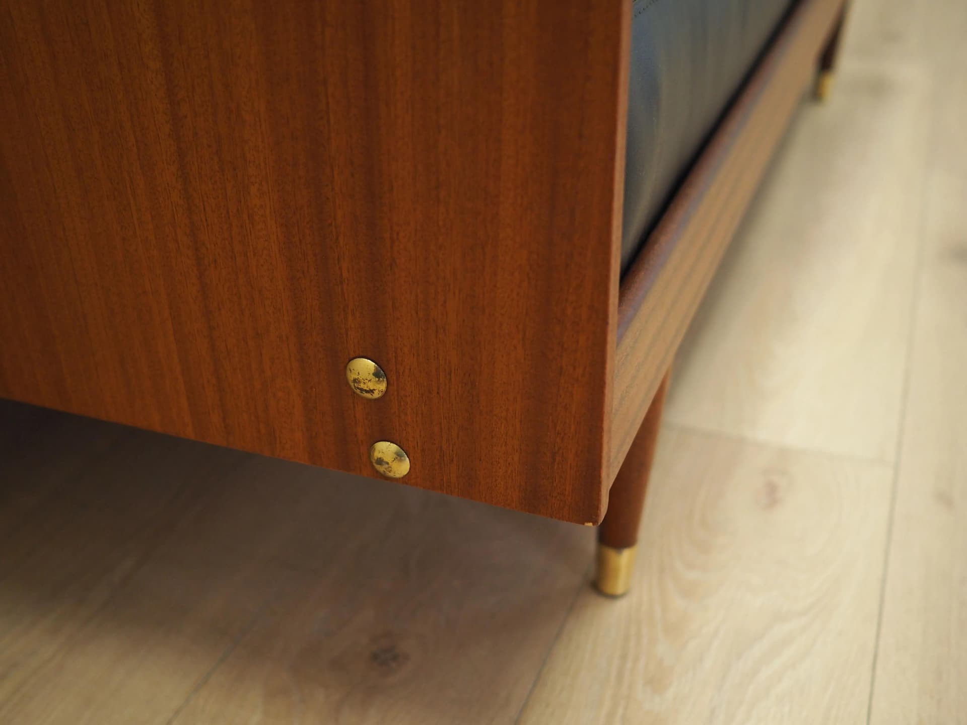 Sofa, mahoniowe drewno ciemnobrązowe, ekoskóra czarna, proj. I. Relling, Norwegia, lata 60. - 33832