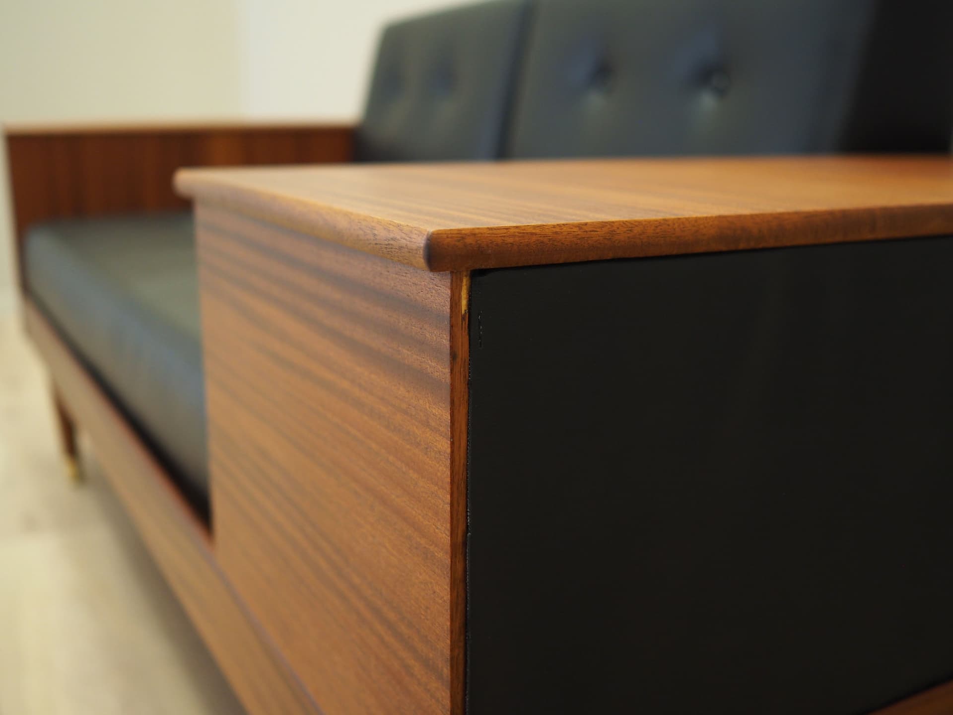 Sofa, mahoniowe drewno ciemnobrązowe, ekoskóra czarna, proj. I. Relling, Norwegia, lata 60. - 63889