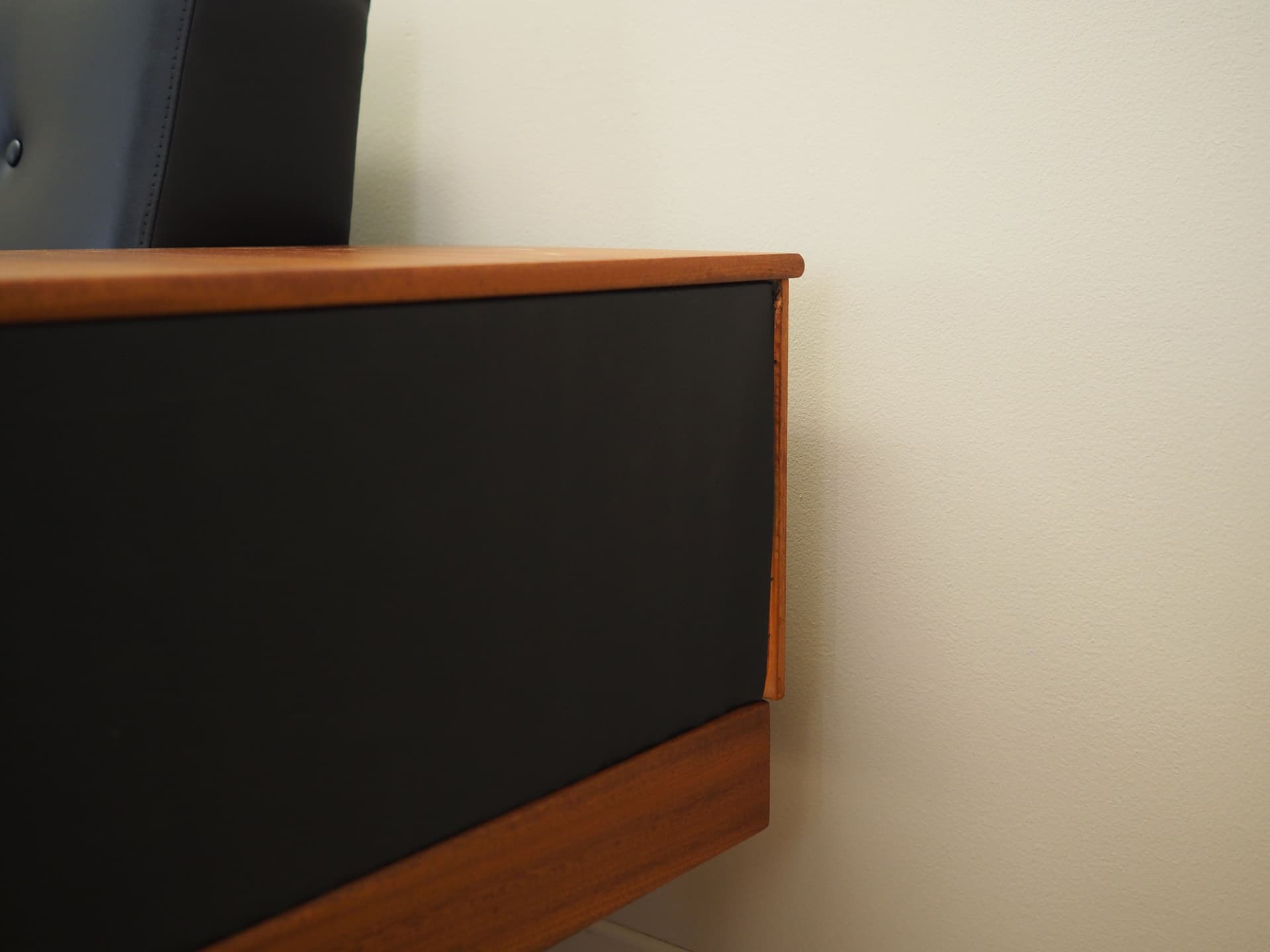 Sofa, mahoniowe drewno ciemnobrązowe, ekoskóra czarna, proj. I. Relling, Norwegia, lata 60. - 63890