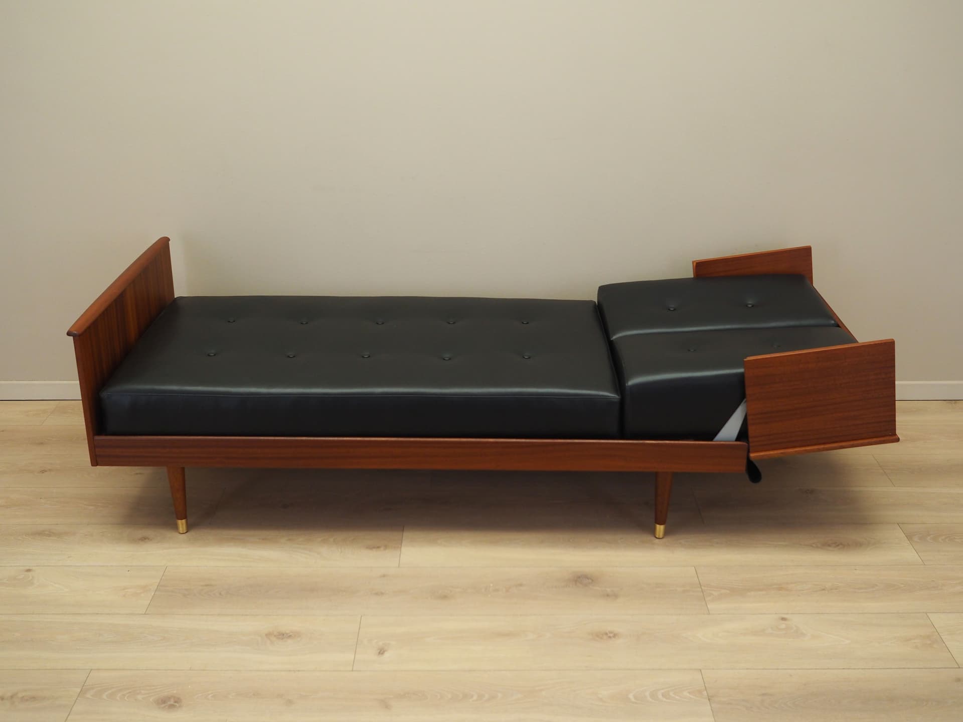 Sofa, mahoniowe drewno ciemnobrązowe, ekoskóra czarna, proj. I. Relling, Norwegia, lata 60. - 63892