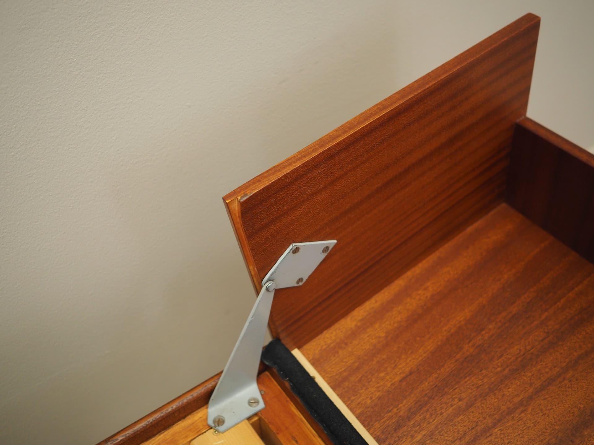 Sofa, mahoniowe drewno ciemnobrązowe, ekoskóra czarna, proj. I. Relling, Norwegia, lata 60. - 63891