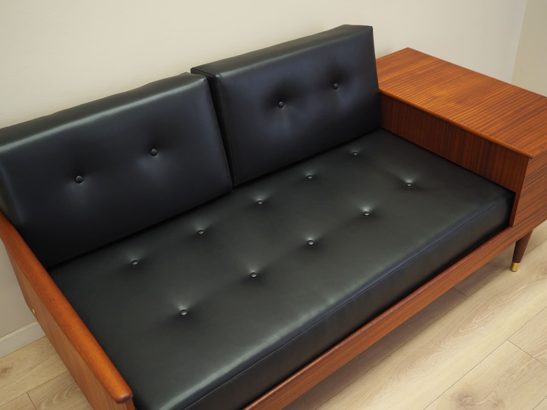 Sofa, mahoniowe drewno ciemnobrązowe, ekoskóra czarna, proj. I. Relling, Norwegia, lata 60. - 63888