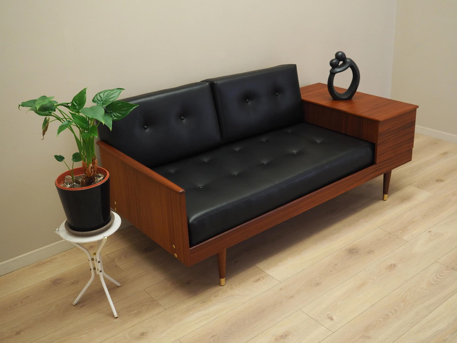 Sofa, mahoniowe drewno ciemnobrązowe, ekoskóra czarna, proj. I. Relling, Norwegia, lata 60. - 33826