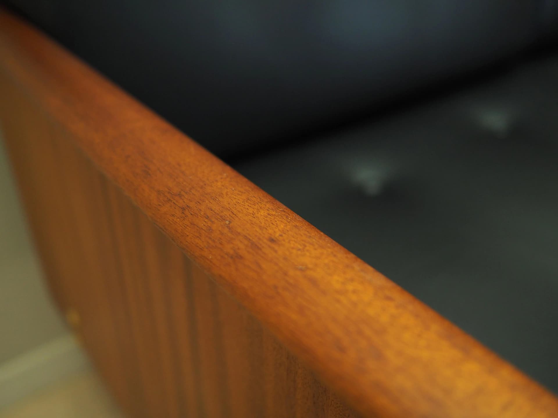 Sofa, mahoniowe drewno ciemnobrązowe, ekoskóra czarna, proj. I. Relling, Norwegia, lata 60. - 33834