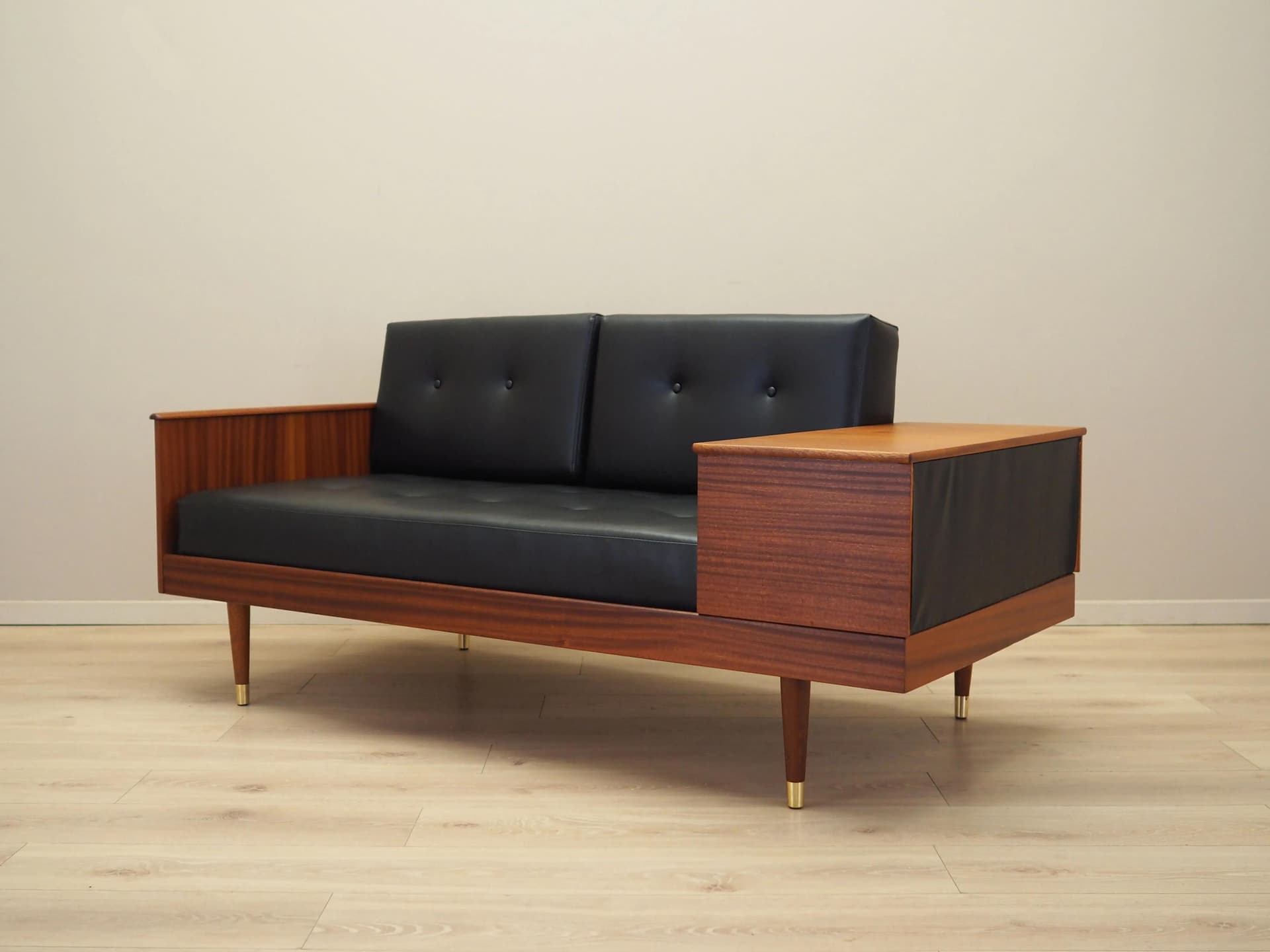 Sofa, mahoniowe drewno ciemnobrązowe, ekoskóra czarna, proj. I. Relling, Norwegia, lata 60. - 33829