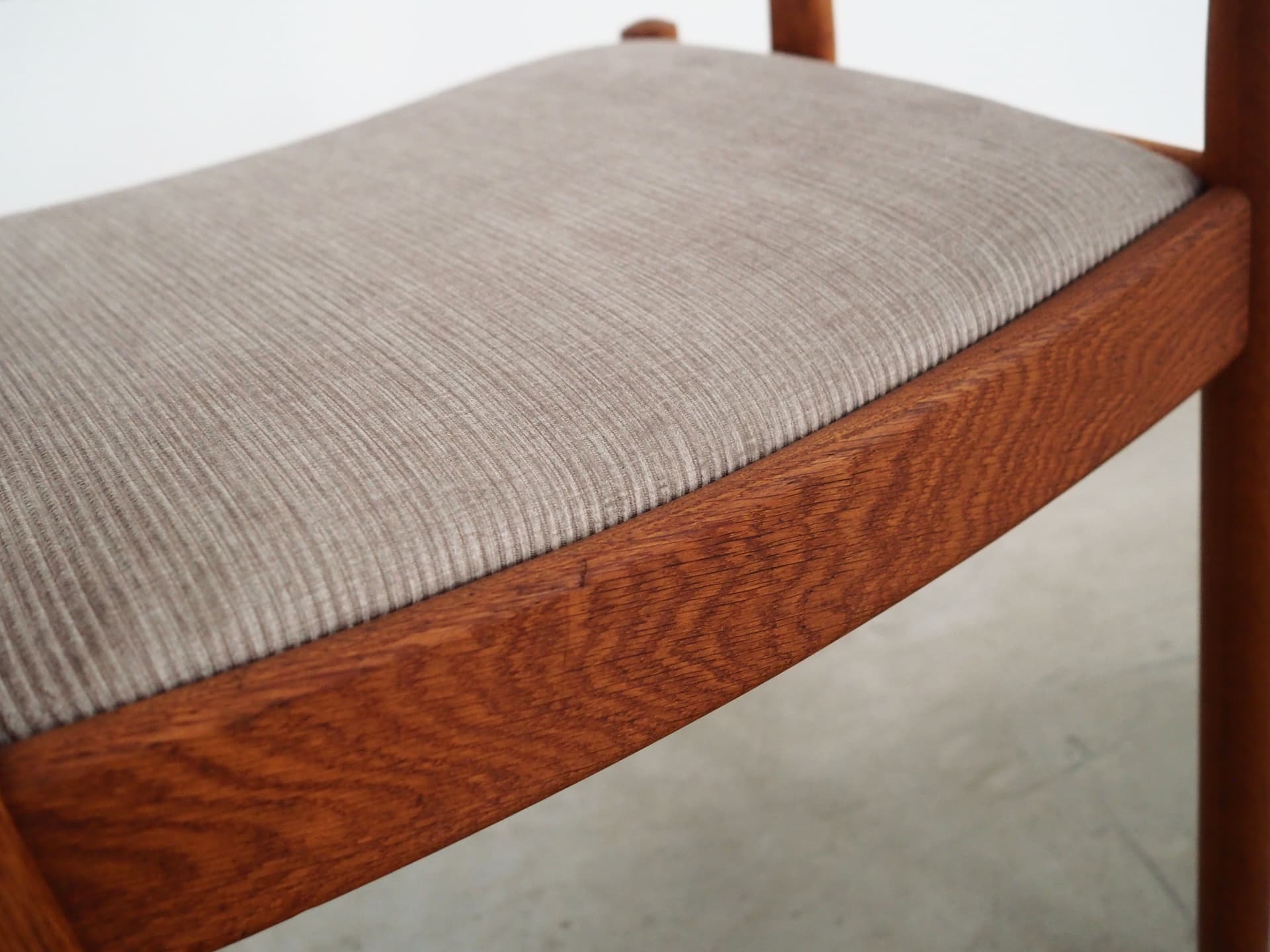 Krzesło z podłokietnikami, dąb, tapicerka szara, proj. P. M. Volther, Dania, lata 60. - 63756