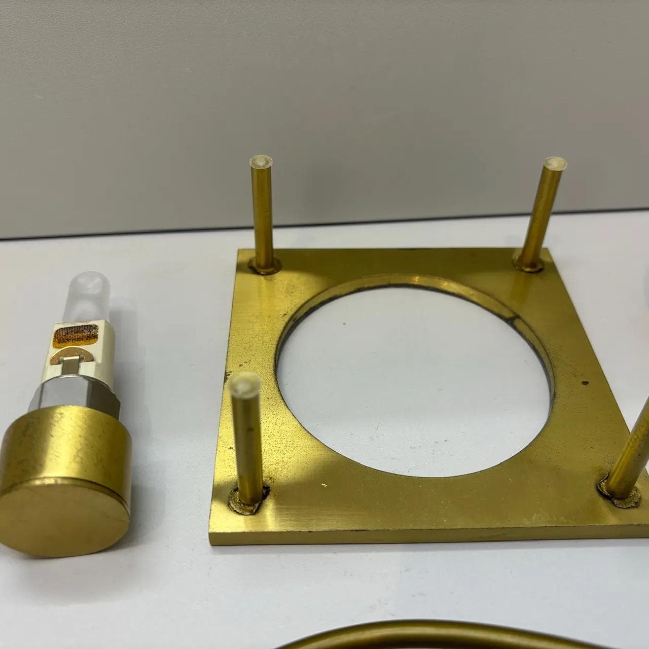 Lampka nocna, mosiądz matowy, szkło opalowe, Helestra Leuchten, Niemcy, lata 80. - 34407