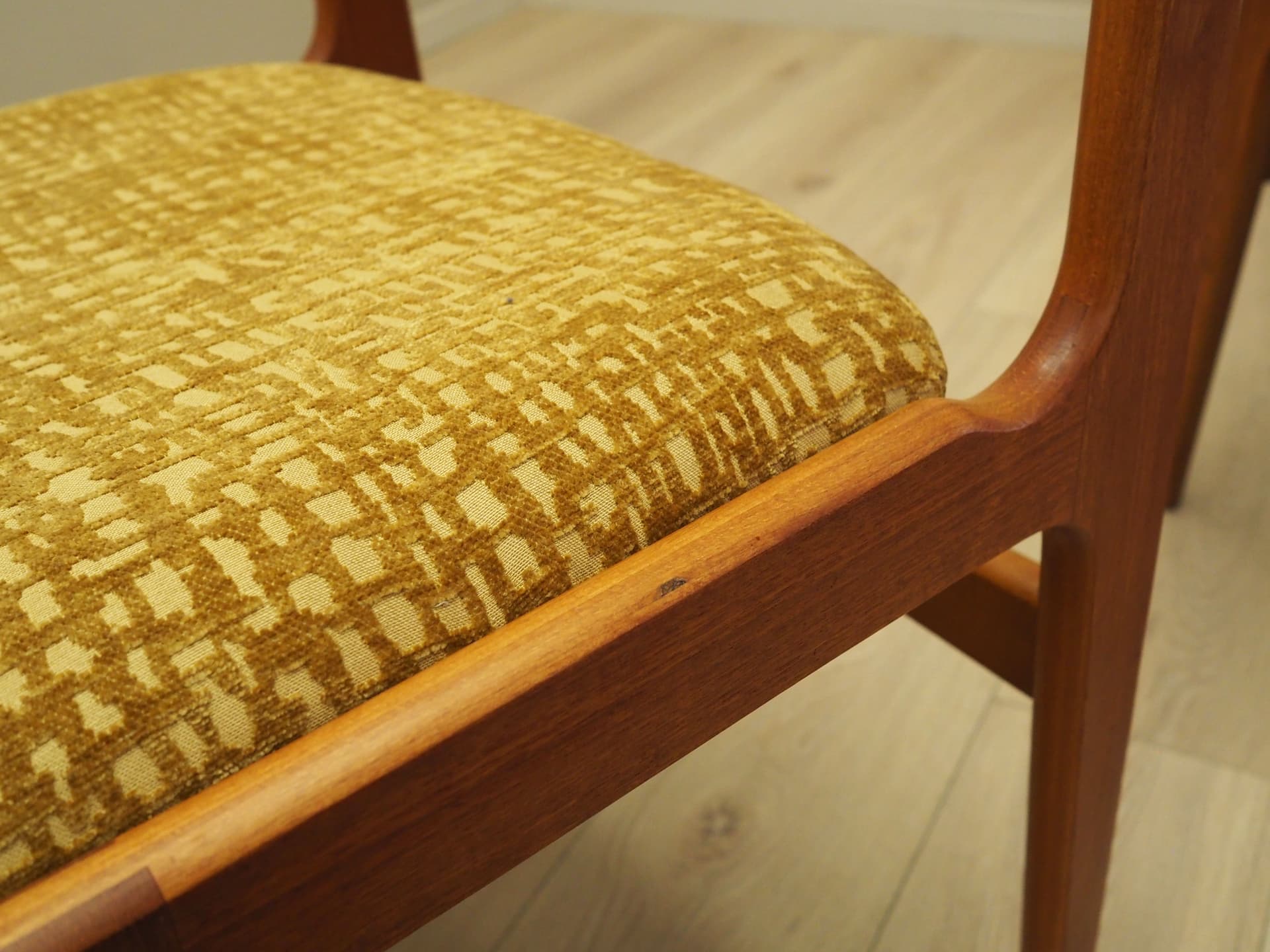 Komplet sześciu krzeseł, teak, tapicerka żółta, Dania, lata 70. - 63528