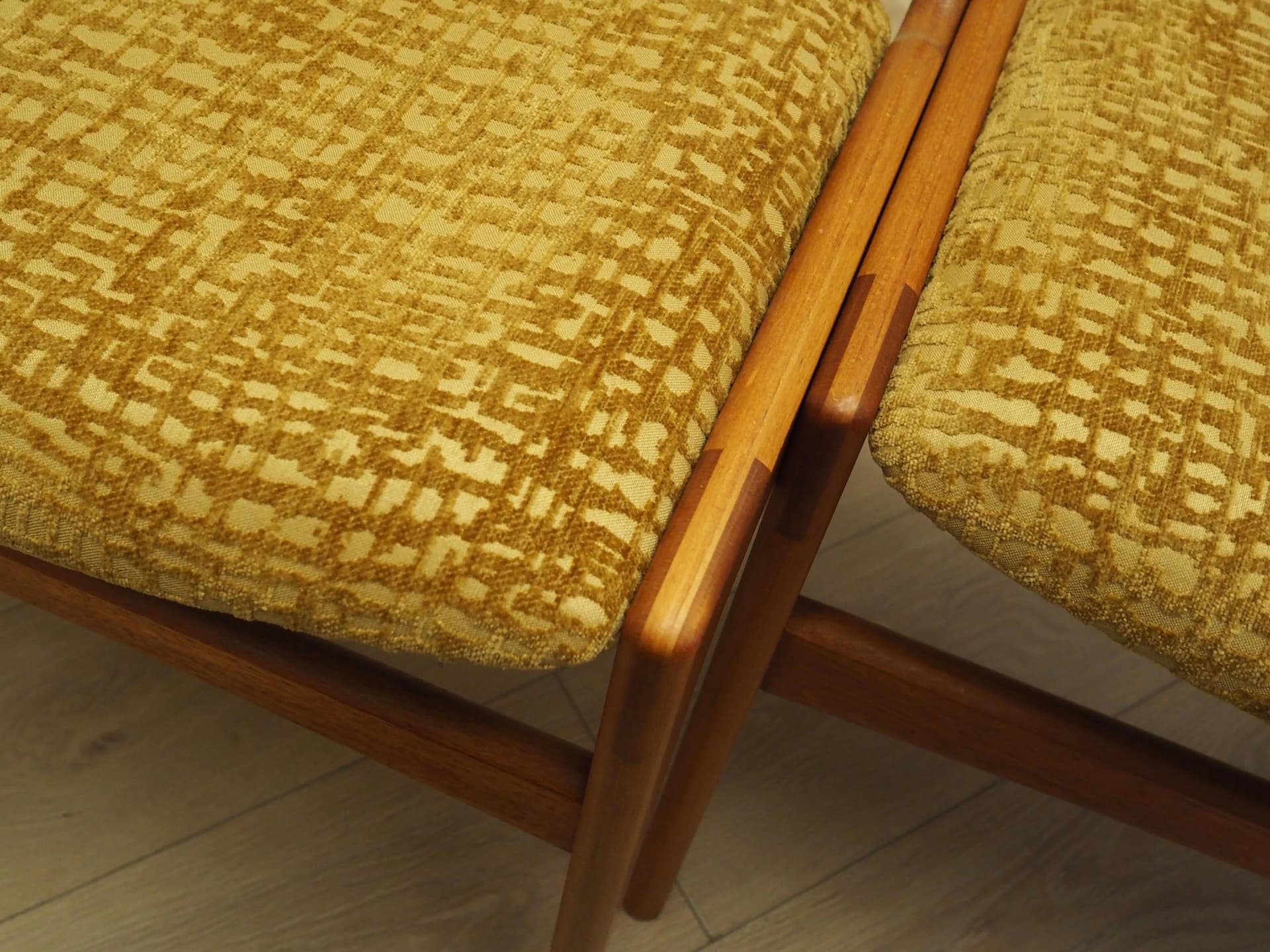 Komplet sześciu krzeseł, teak, tapicerka żółta, Dania, lata 70. - 34722